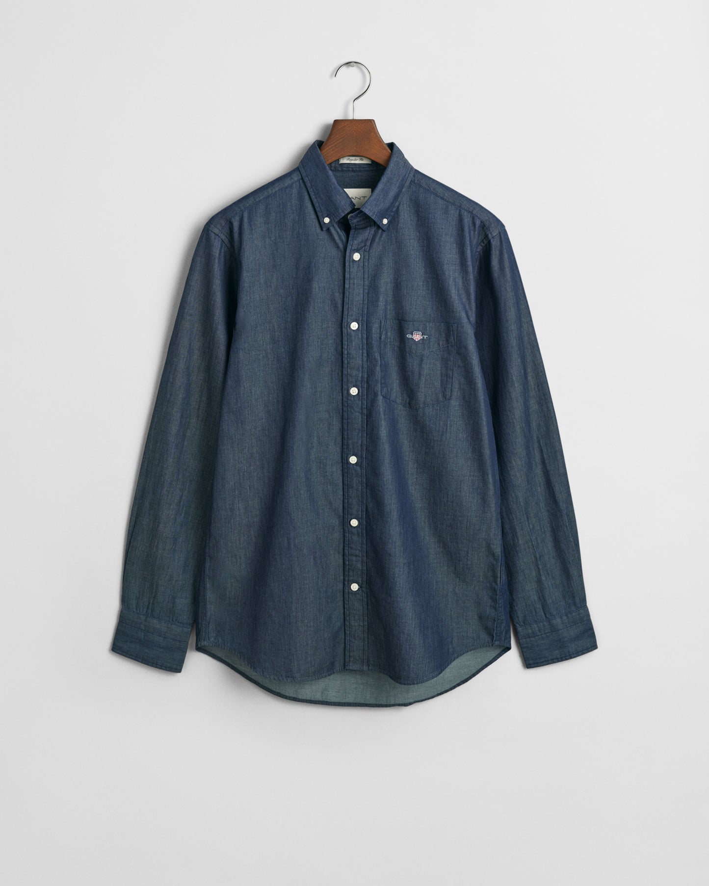 DARK INDIGO, REG INDIGO BD, FLAT-LAY BY GANT AU.
