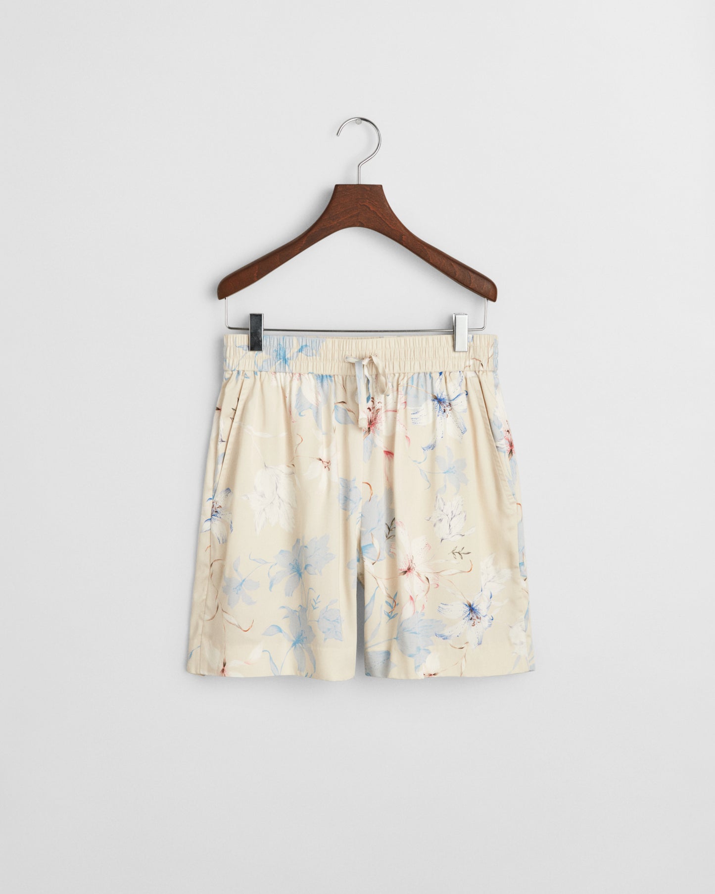 PUTTY, REL FLORAL PRINT SHORTS, FLAT-LAY BY GANT AU.