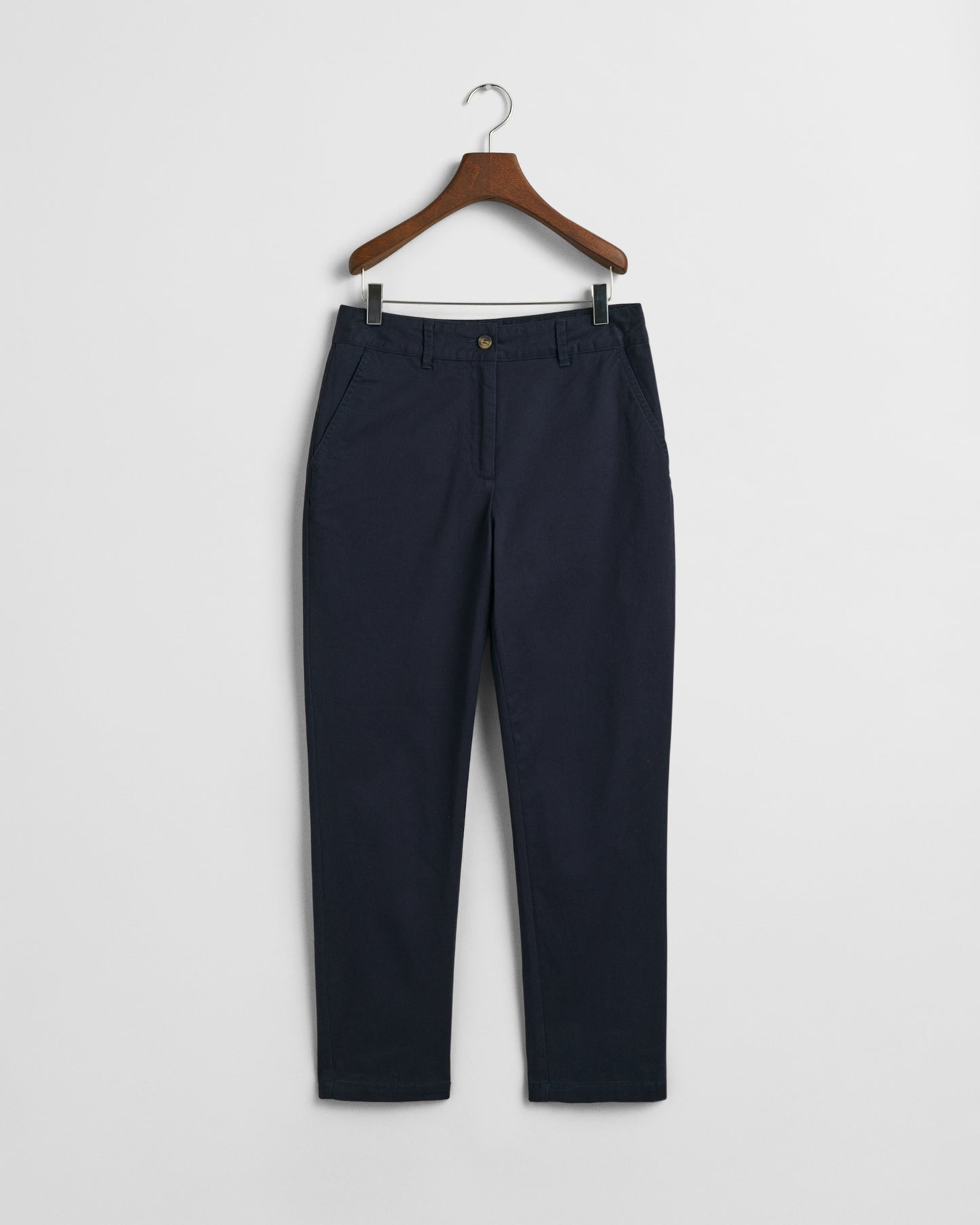 EVENING BLUE, SLIM CHINOS, FLAT-LAY BY GANT AU.
