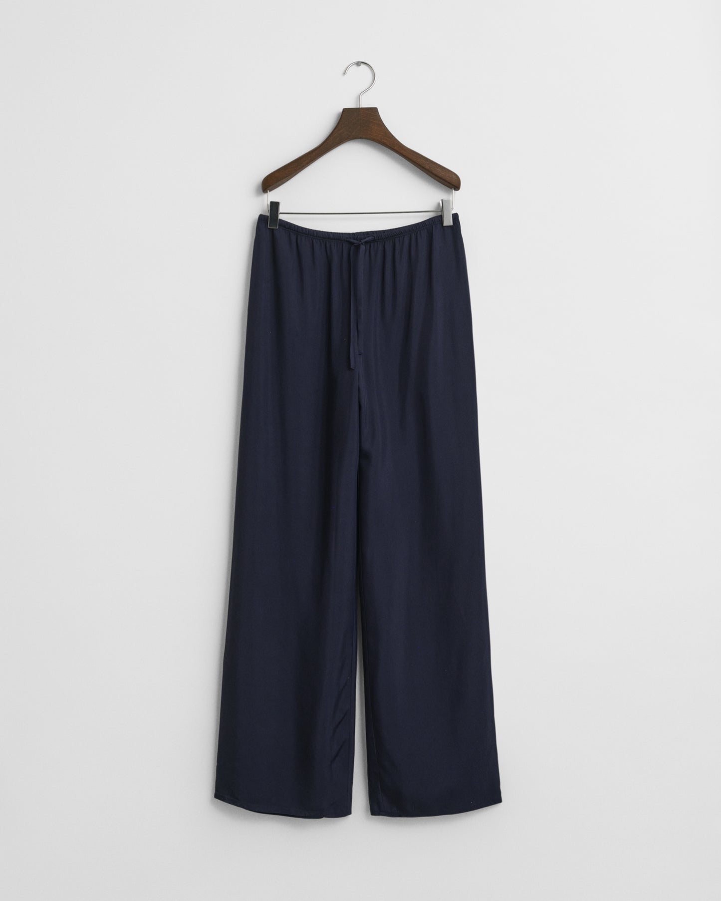 EVENING BLUE, FLUID DRAWSTRING PANTS, FRONT-VIEW BY GANT AU.