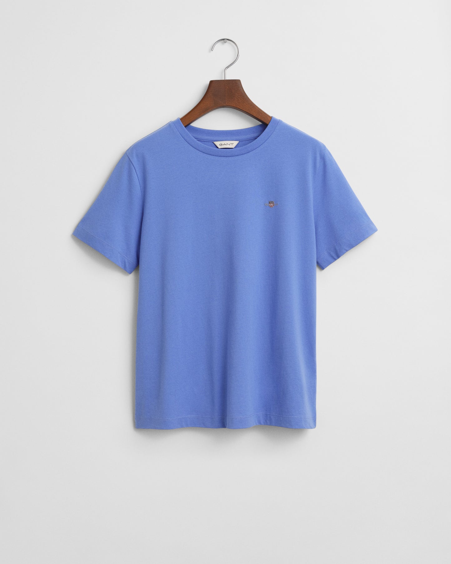 PERFECT BLUE, REG SHIELD SS T-SHIRT, FLAT-LAY BY GANT AU.