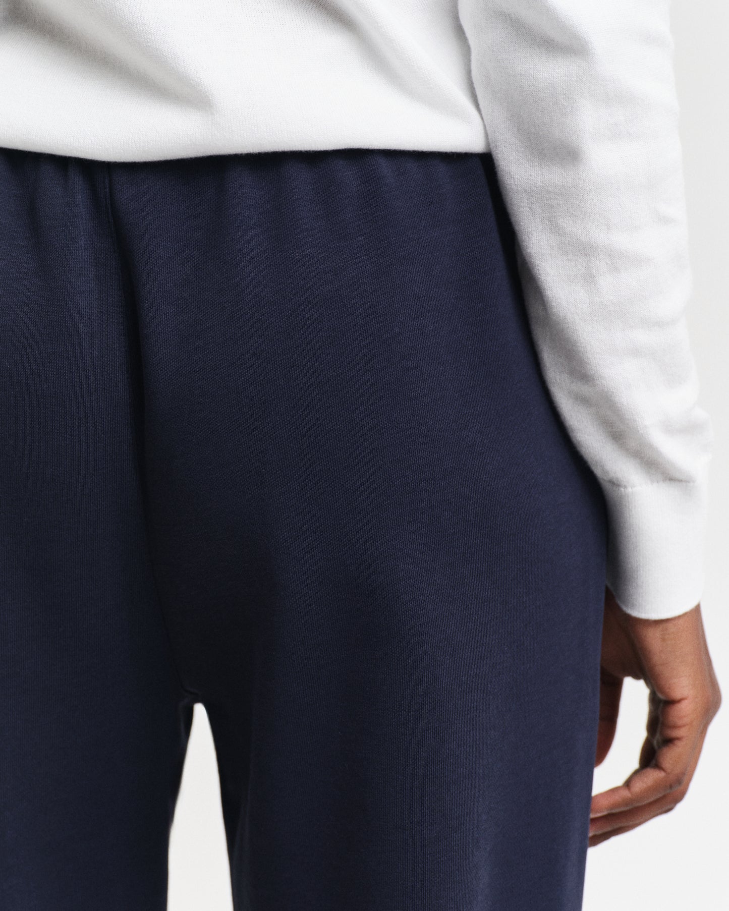 EVENING BLUE, REG SHIELD SWEATPANTS, CLOSE-UP BY GANT AU.
