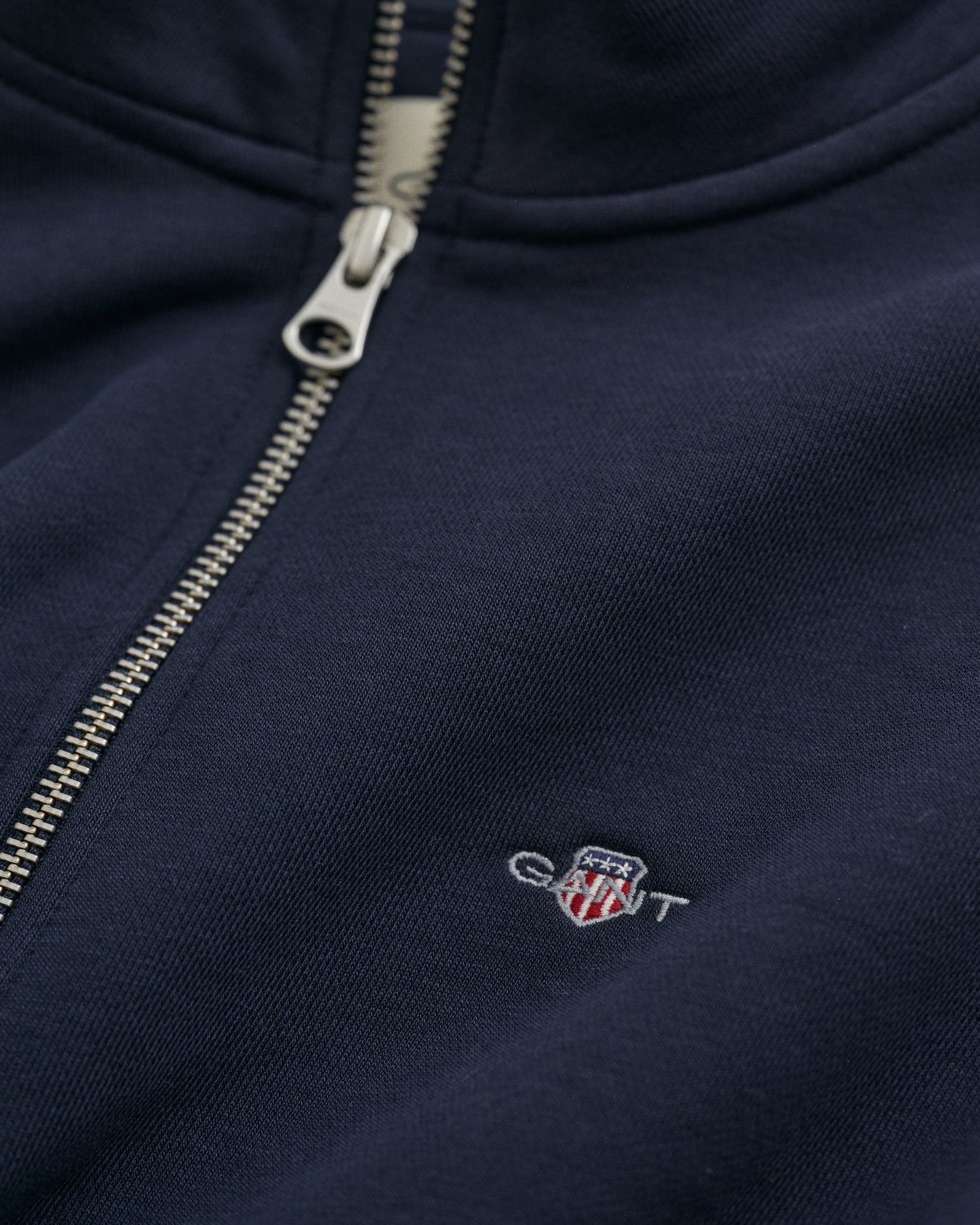 EVENING BLUE, SHIELD HALF-ZIP, CLOSE-UP BY GANT AU.