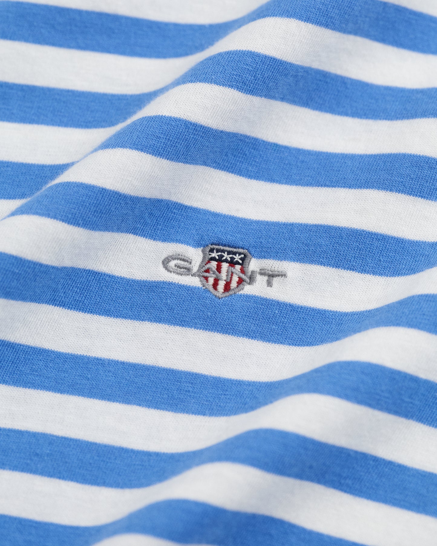 PERFECT BLUE, REG STRIPED SHIELD SS T-SHIRT, CLOSE-UP BY GANT AU.