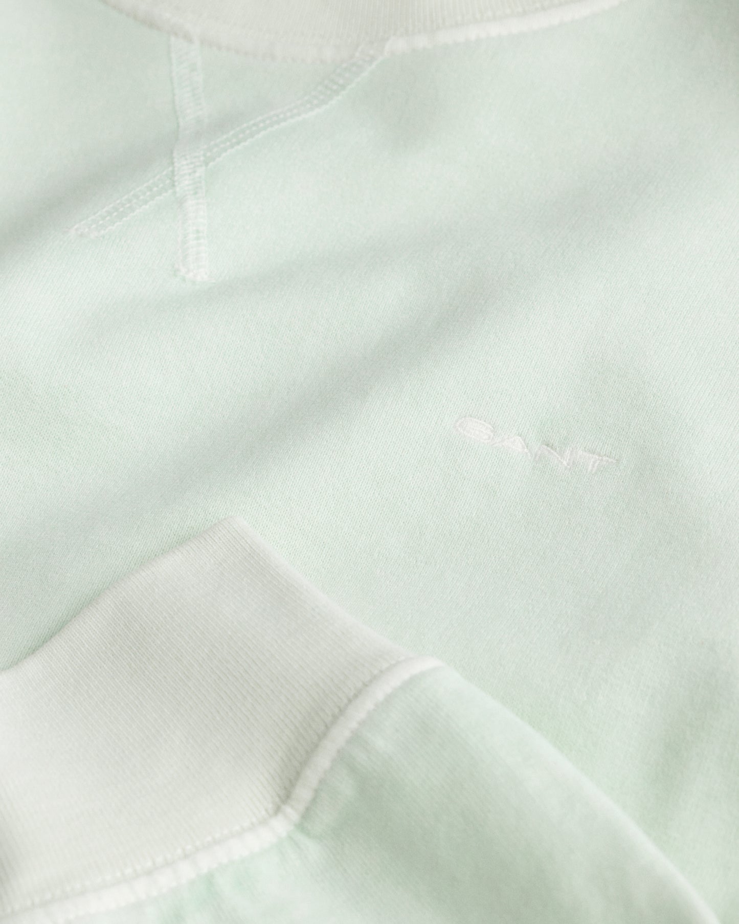 FADED MINT, REG SUNFADED C-NECK SWEAT, CLOSE-UP BY GANT AU.