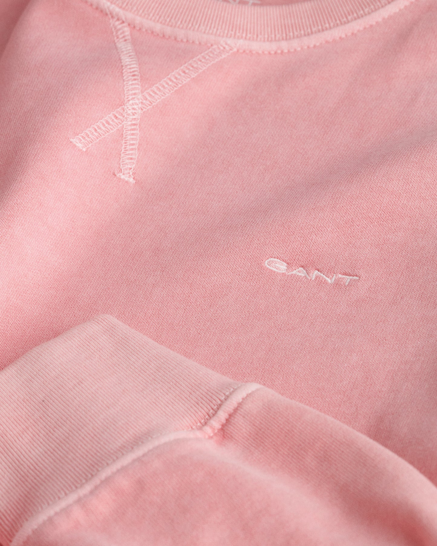 GERANIUM PINK, REG SUNFADED C-NECK SWEAT, CLOSE-UP BY GANT AU.