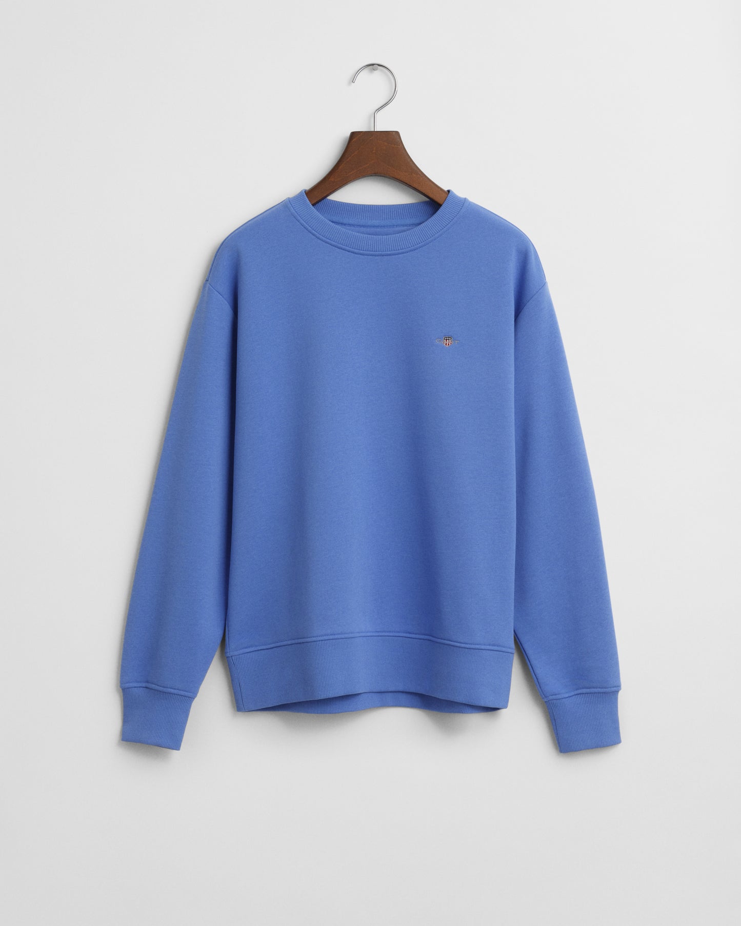 PERFECT BLUE, SHIELD C-NECK SWEAT, FLAT-LAY BY GANT AU.