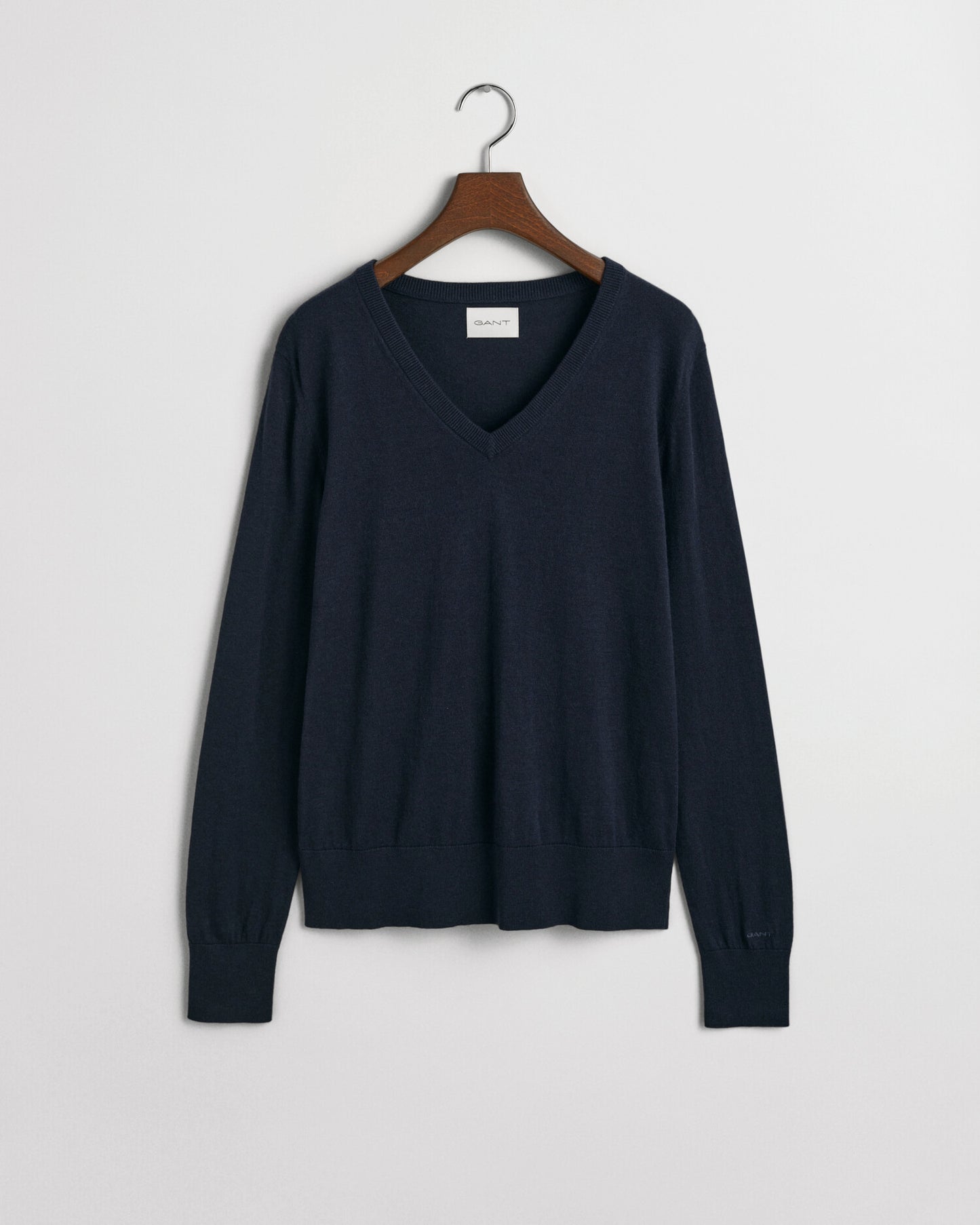 EVENING BLUE, FINE KNIT V-NECK, FLAT-LAY BY GANT AU.