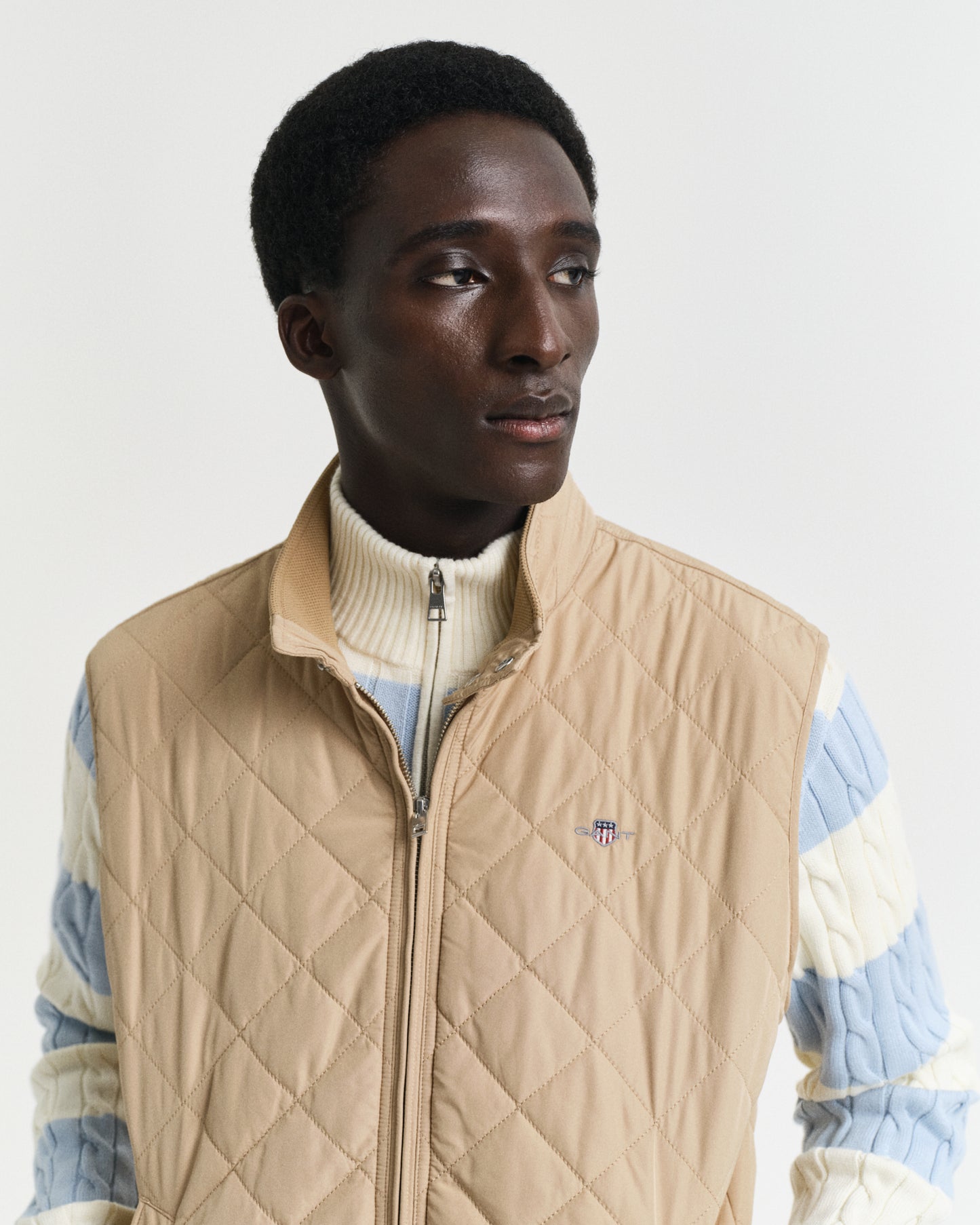 DARK KHAKI, QUILTED WINDCHEATER VEST, CLOSE-UP BY GANT AU.