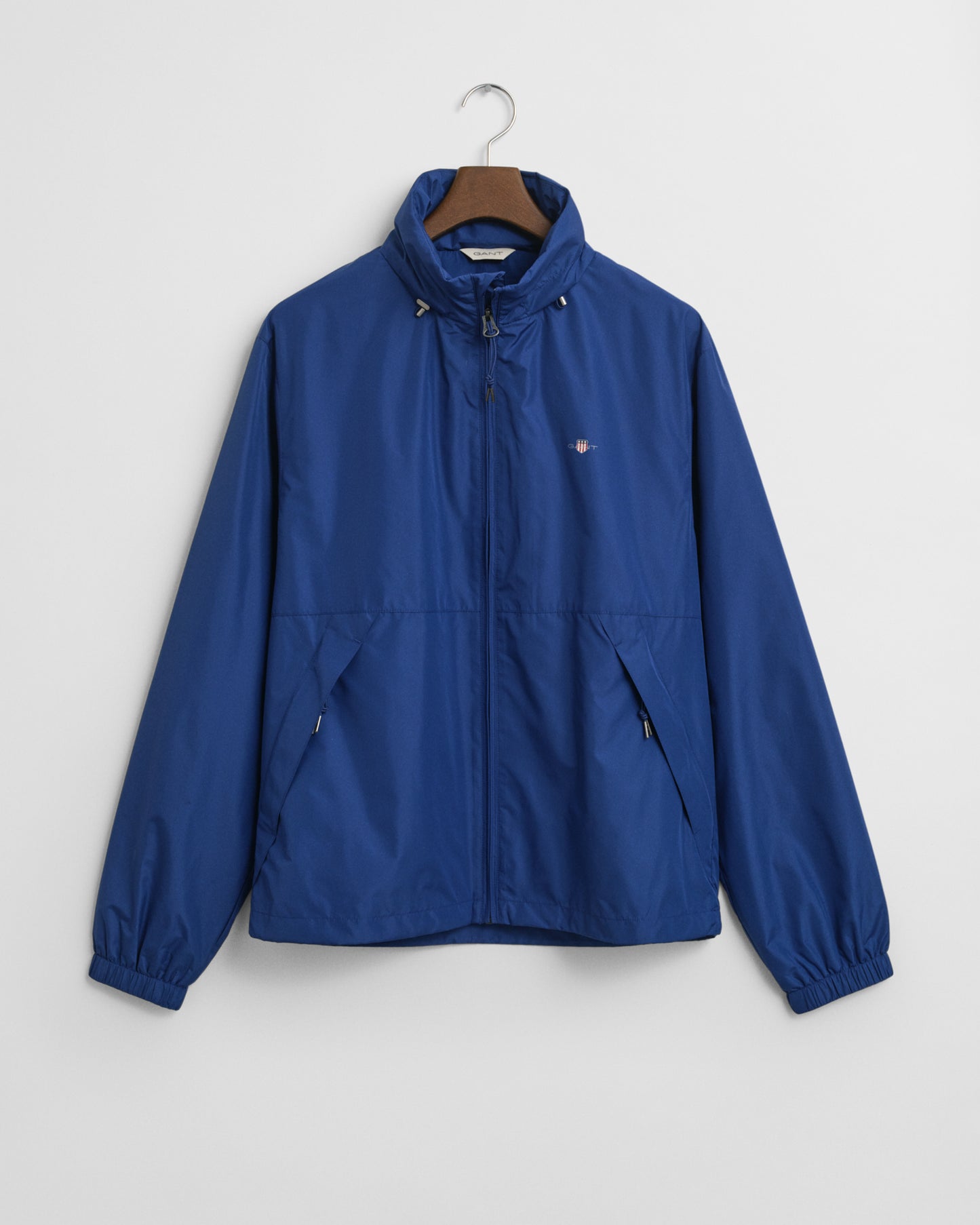 DEEP COBALT, LIGHTWEIGHT WINDSHIELDER JACKET, FLAT-LAY BY GANT AU.