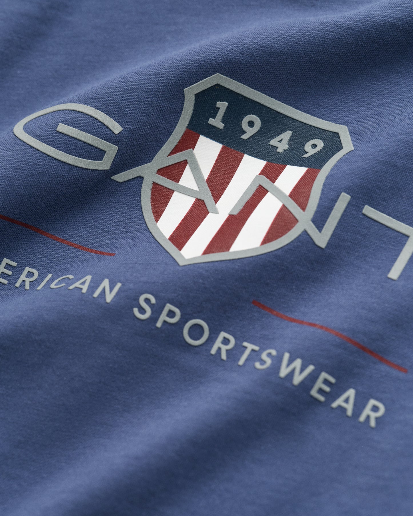 DUSTY NAVY, ARCHIVE SHIELD SS T-SHIRT, CLOSE-UP BY GANT AU.