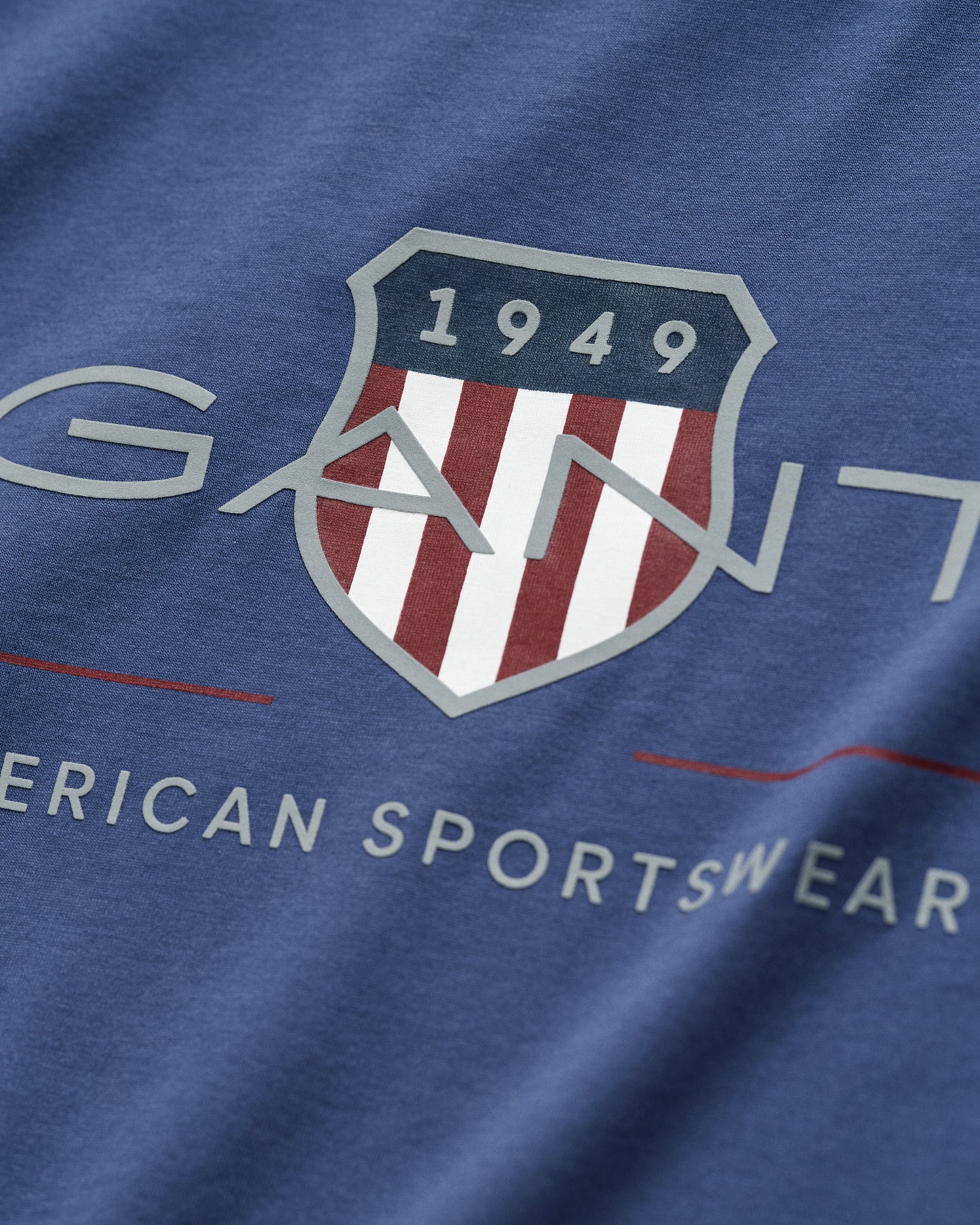DUSTY NAVY, ARCHIVE SHIELD SS T-SHIRT, CLOSE-UP BY GANT AU.