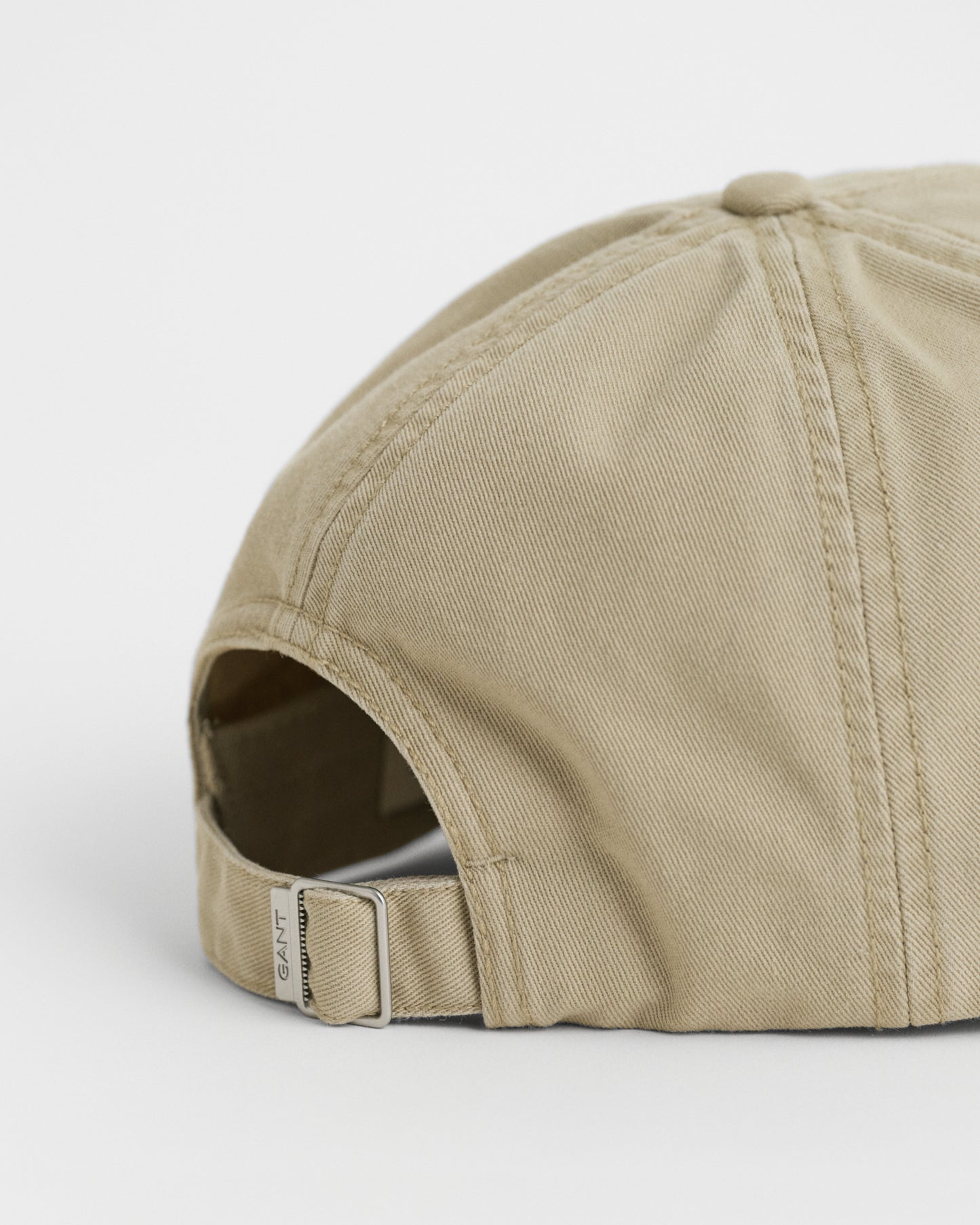 CONCRETE BEIGE, TONAL ARCHIVE SHIELD CAP, CLOSE-UP BY GANT AU.