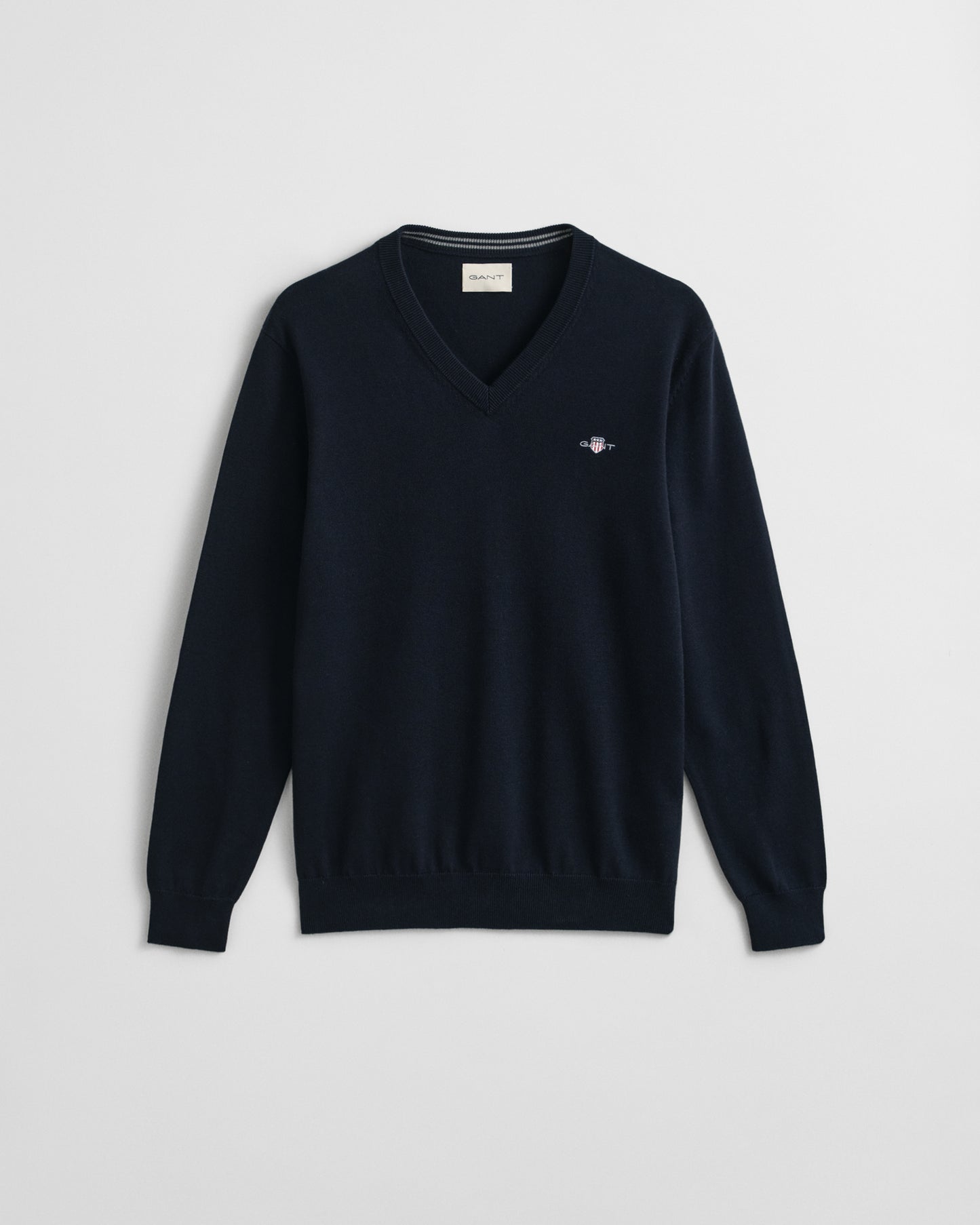 EVENING BLUE, CLASSIC COTTON V-NECK, FLAT-LAY BY GANT AU.