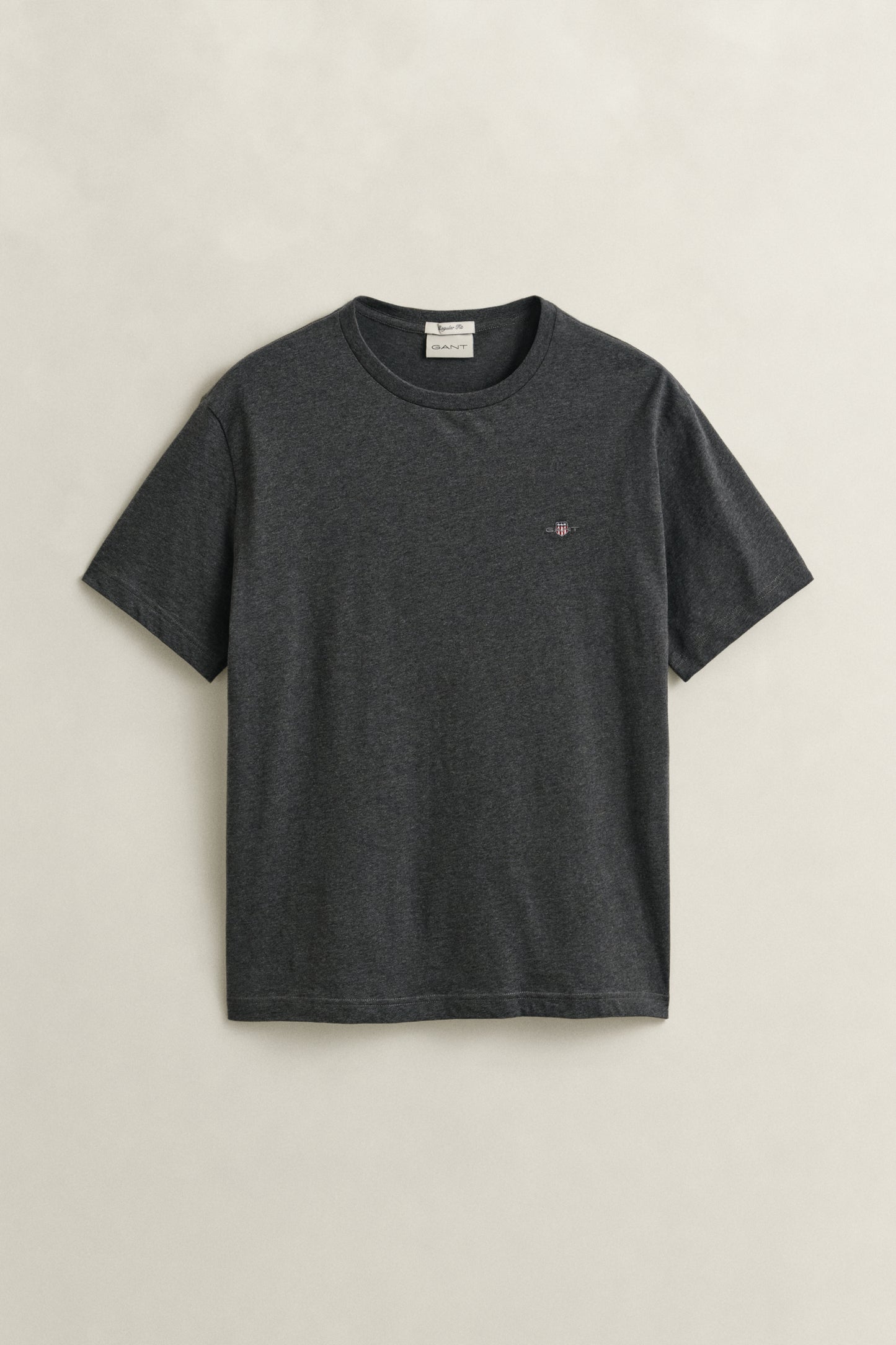 ANTRACIT MELANGE, Shield T-Shirt, FLAT-LAY BY GANT AU.