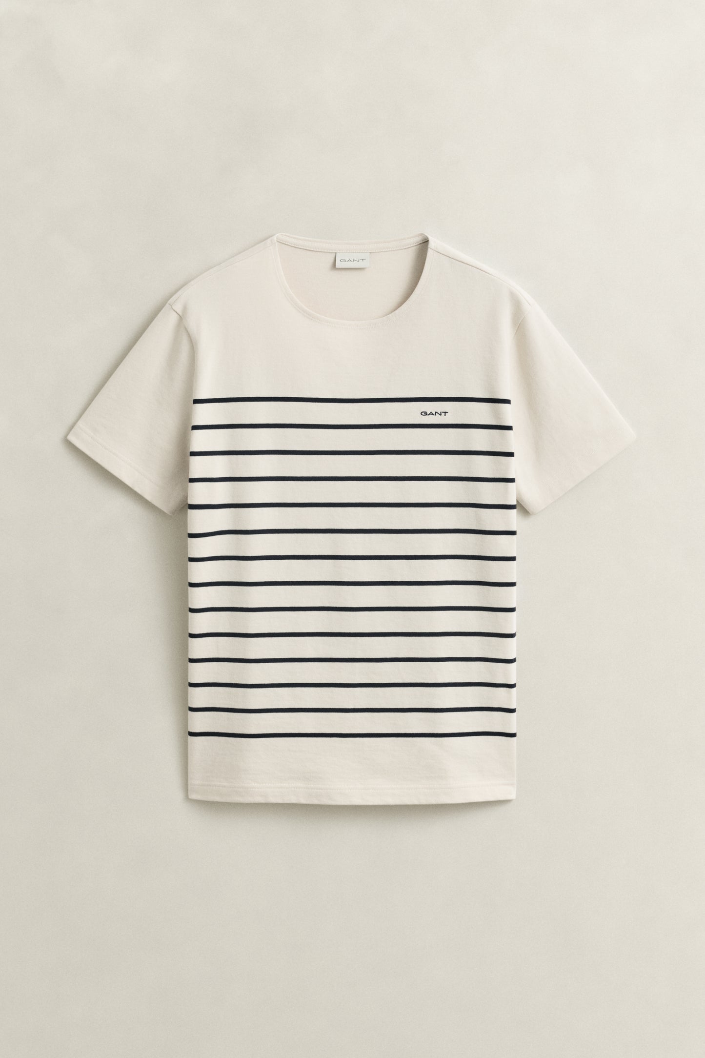 CREAMED WHITE, PLACED STRIPE SS TSHIRT, FLAT-LAY BY GANT AU.