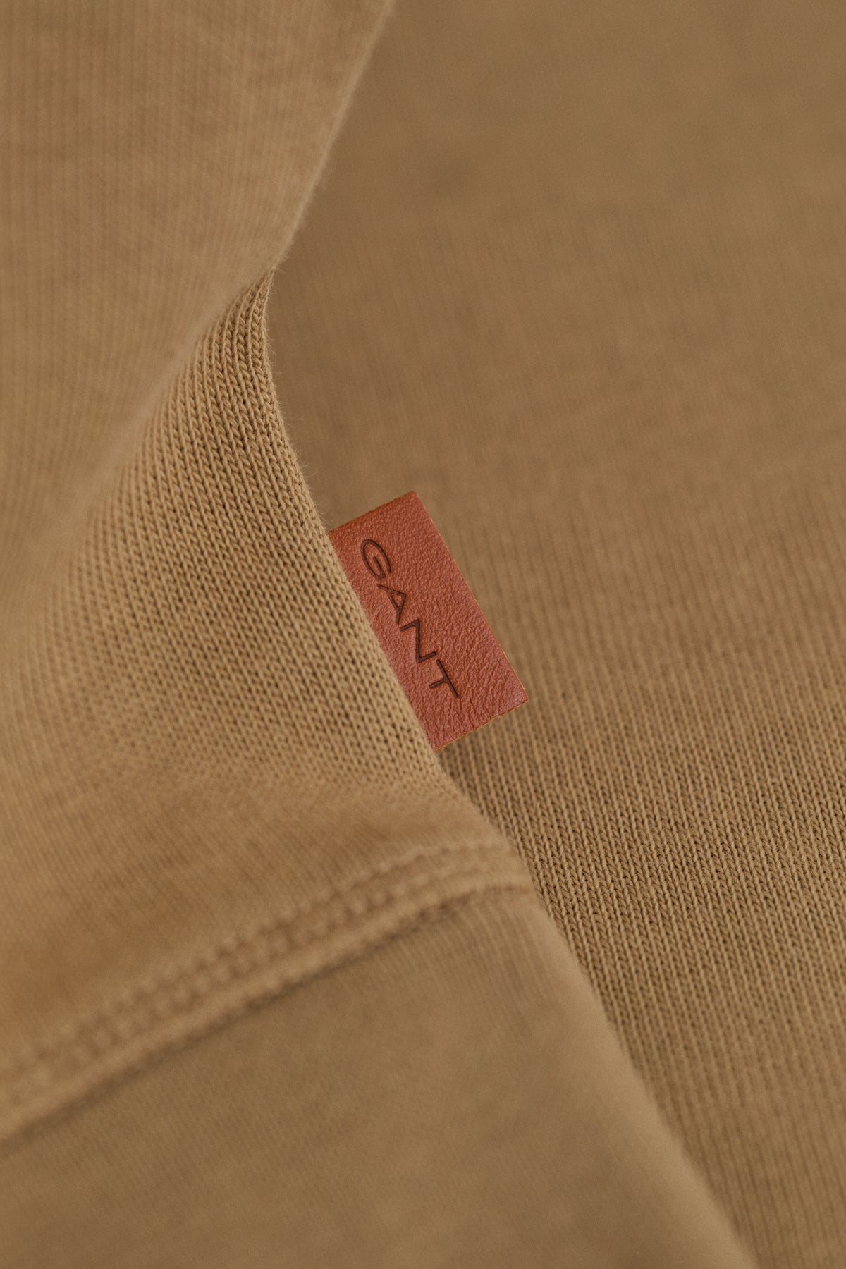 WARM KHAKI, PONTE DI ROMA HALFZIP, CLOSE-UP BY GANT AU.