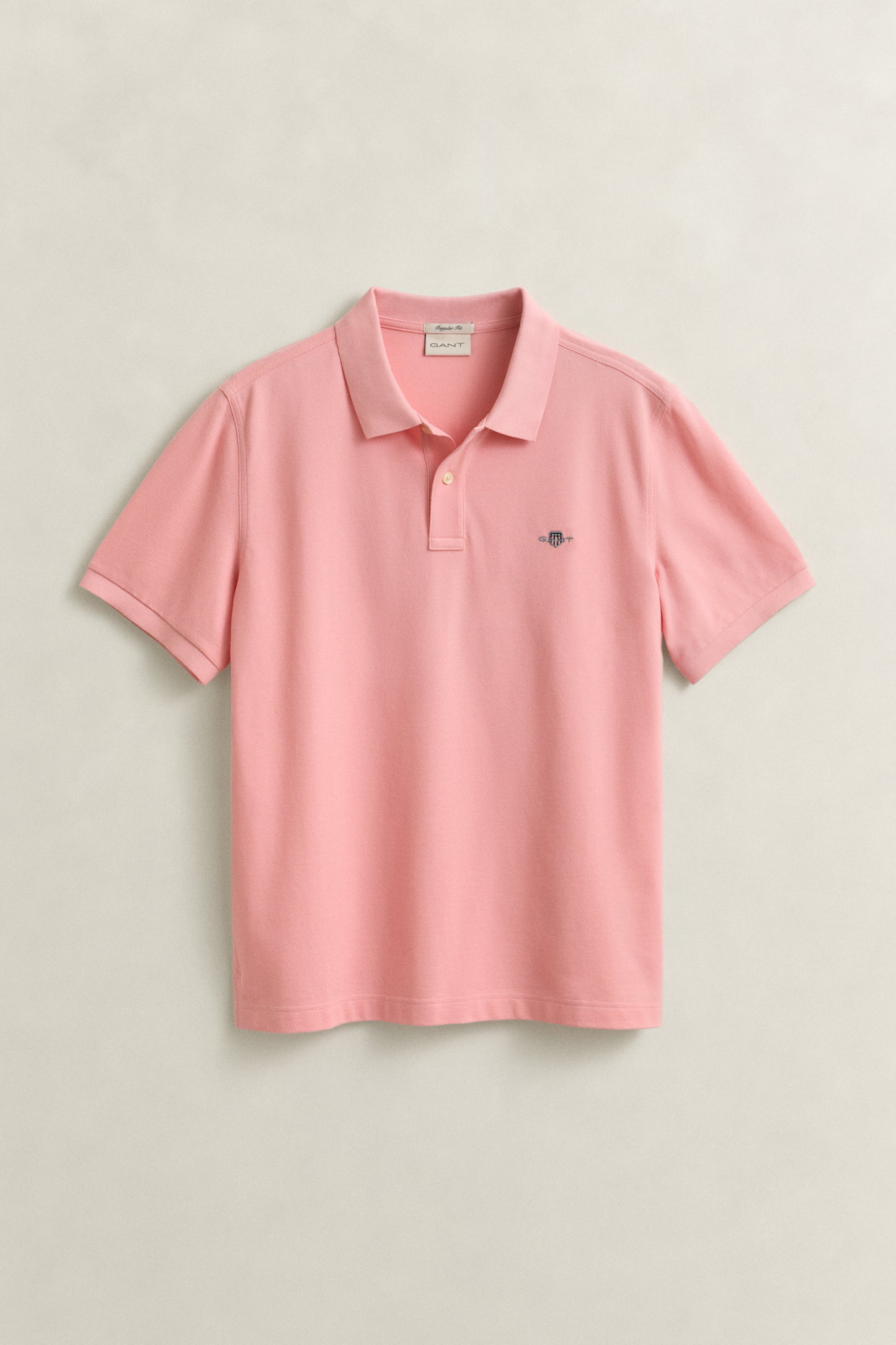 BUBBELGUM PINK, REG SHIELD SS PIQUE POLO, FLAT-LAY BY GANT AU.