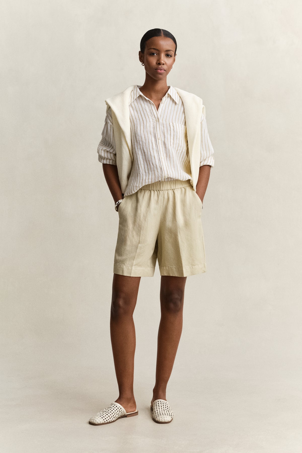 OAT BEIGE, LINEN BLEND PULL ON SHORTS BY GANT AU.