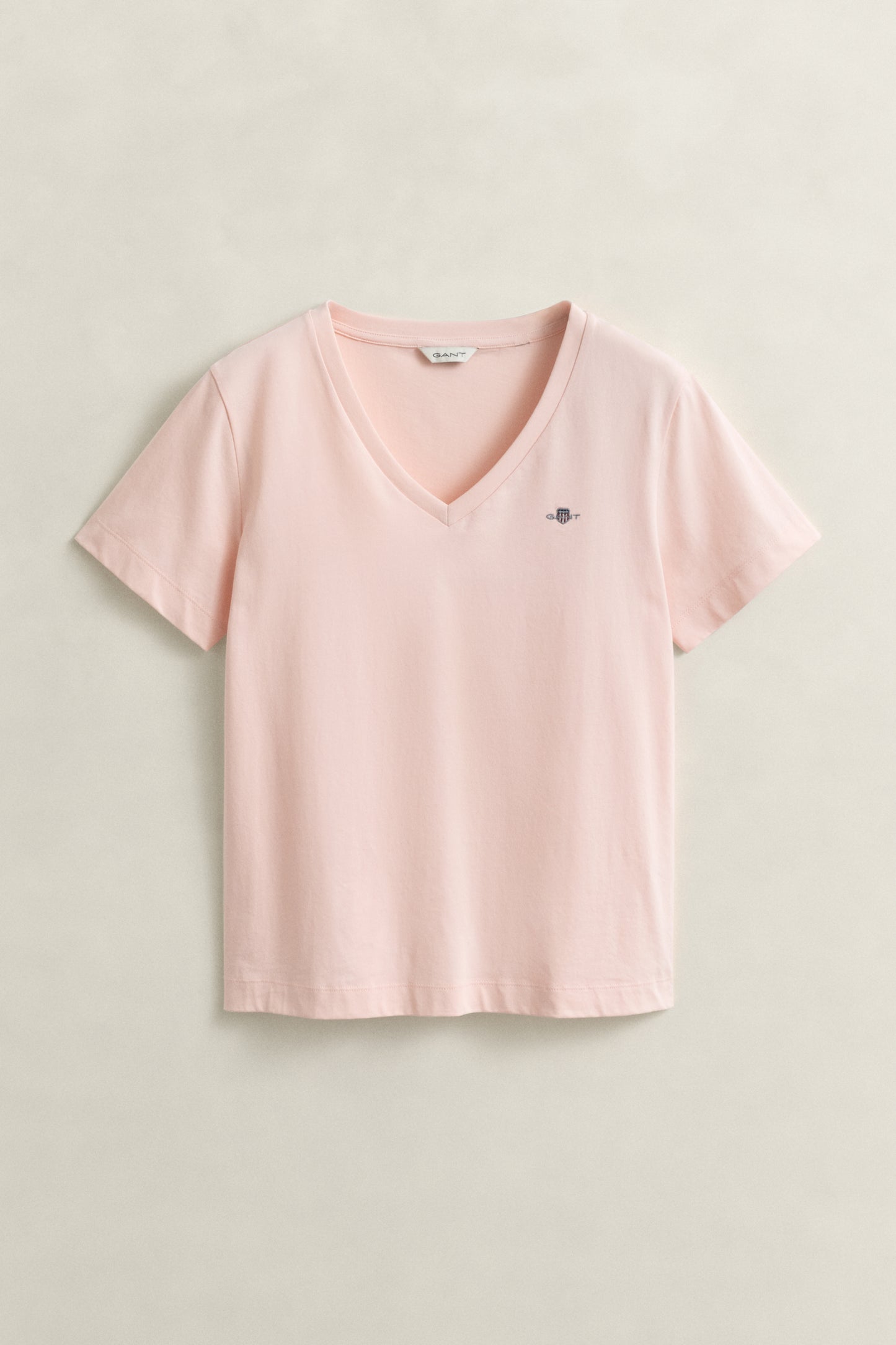 APRICOT PINK, REG SHIELD SS V-NECK T-SHIRT, FRONT-VIEW BY GANT AU.