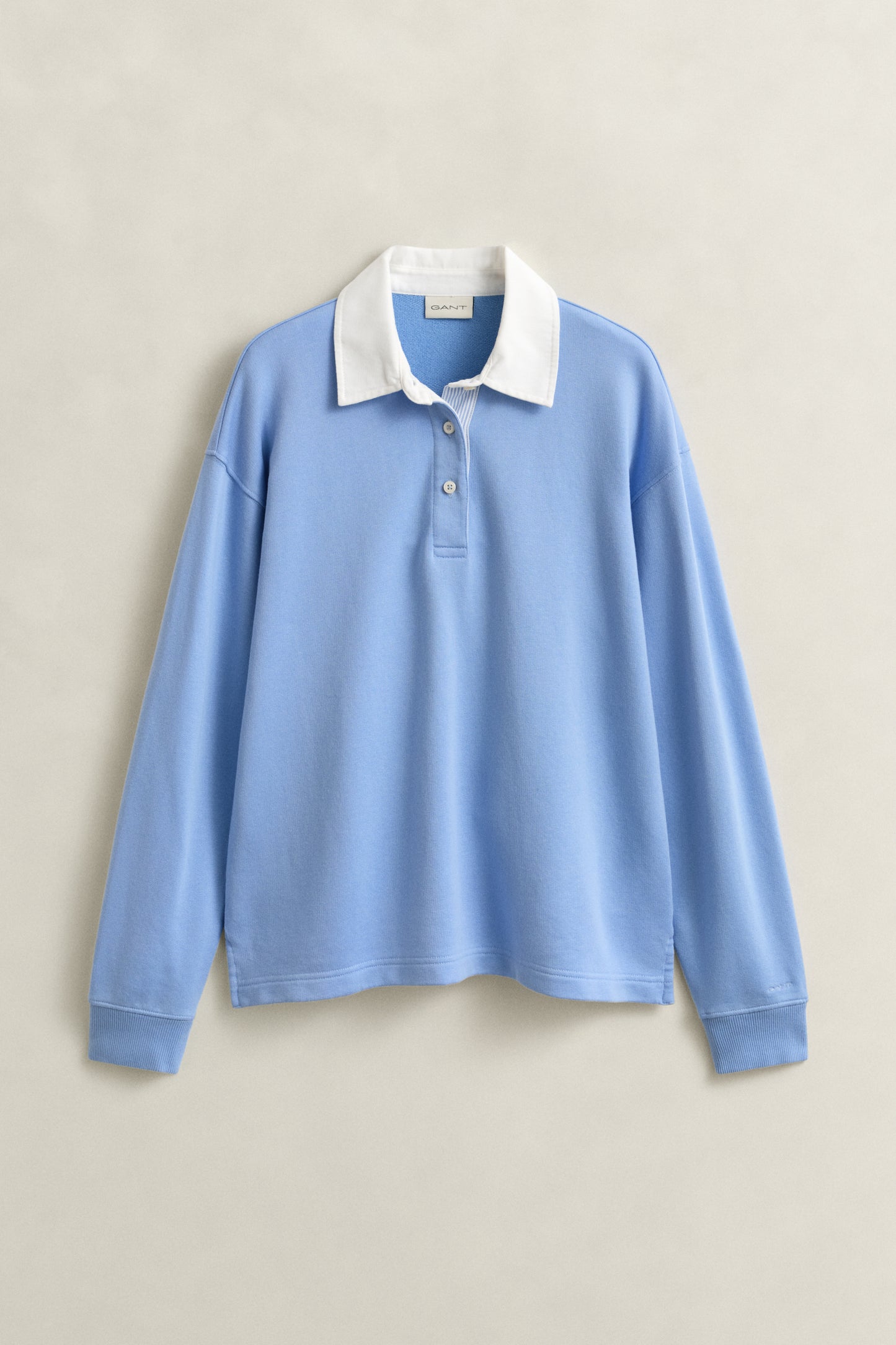 HYDRANGEA BLUE, RUGGER SWEATSHIRT, FLAT-LAY BY GANT AU.