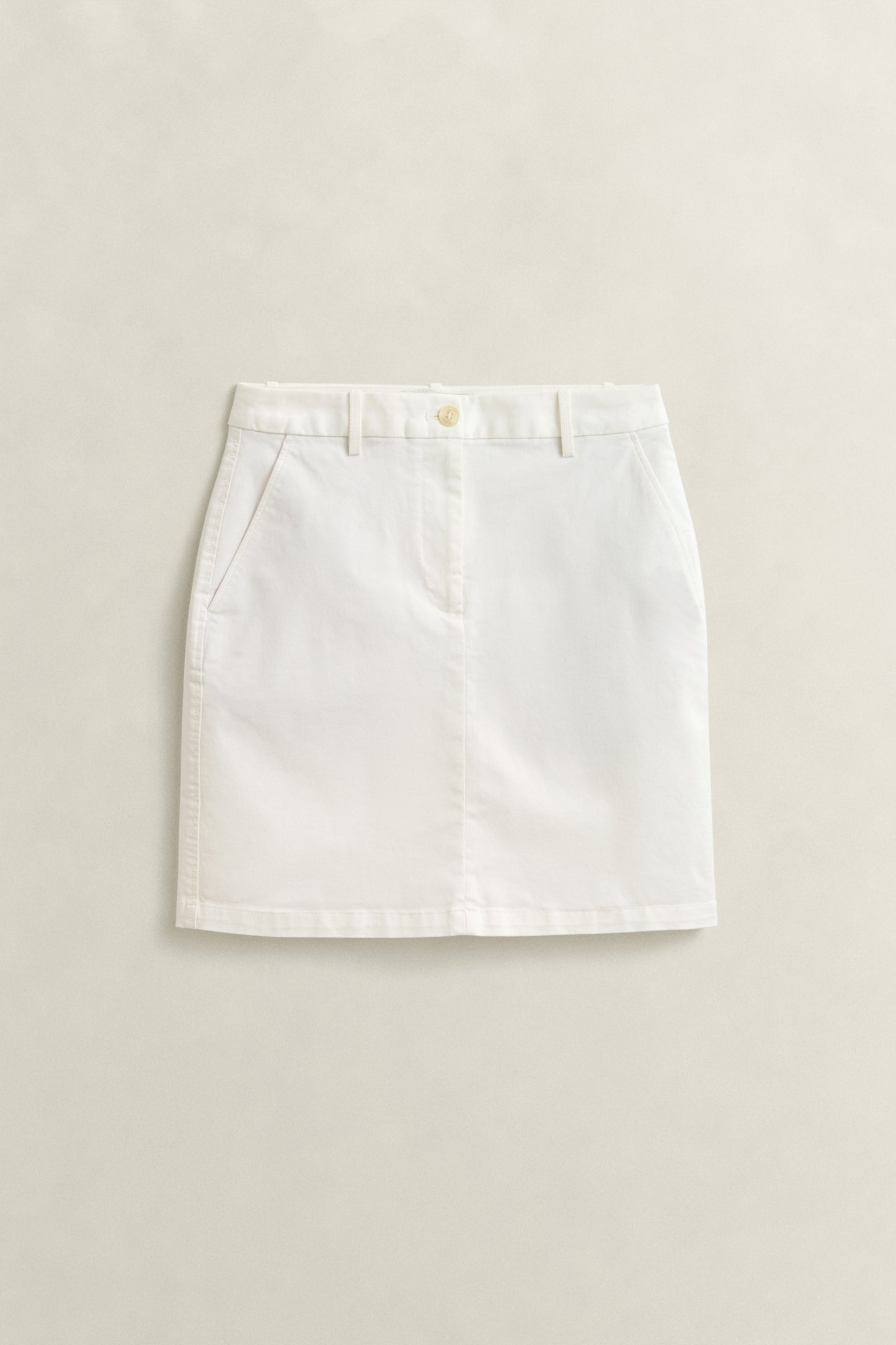 EGGSHELL, CHINO SKIRT, FLAT-LAY BY GANT AU.