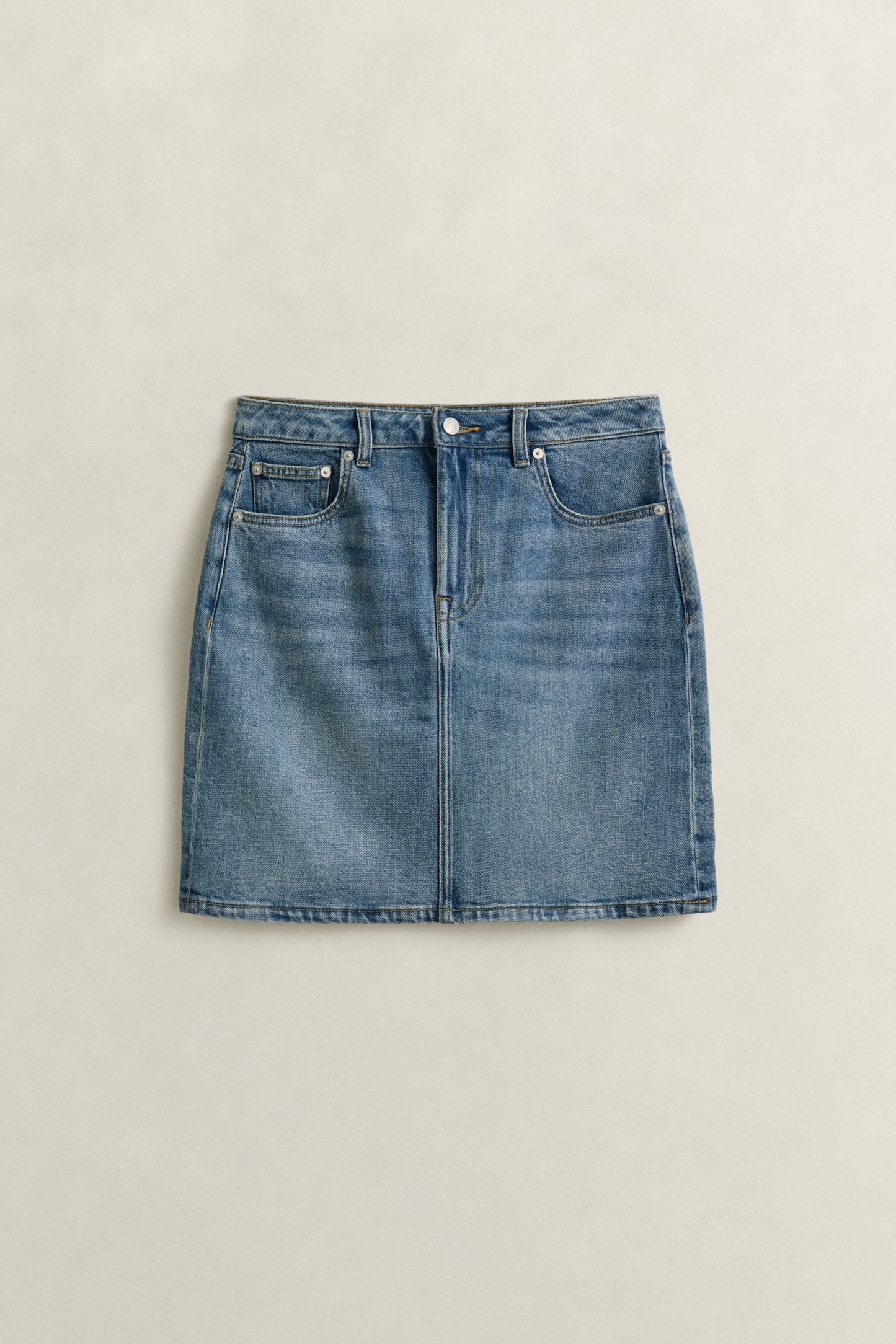 SEMI LIGHT BLUE BROKEN IN, DENIM SHORT SKIRT, FLAT-LAY BY GANT AU.