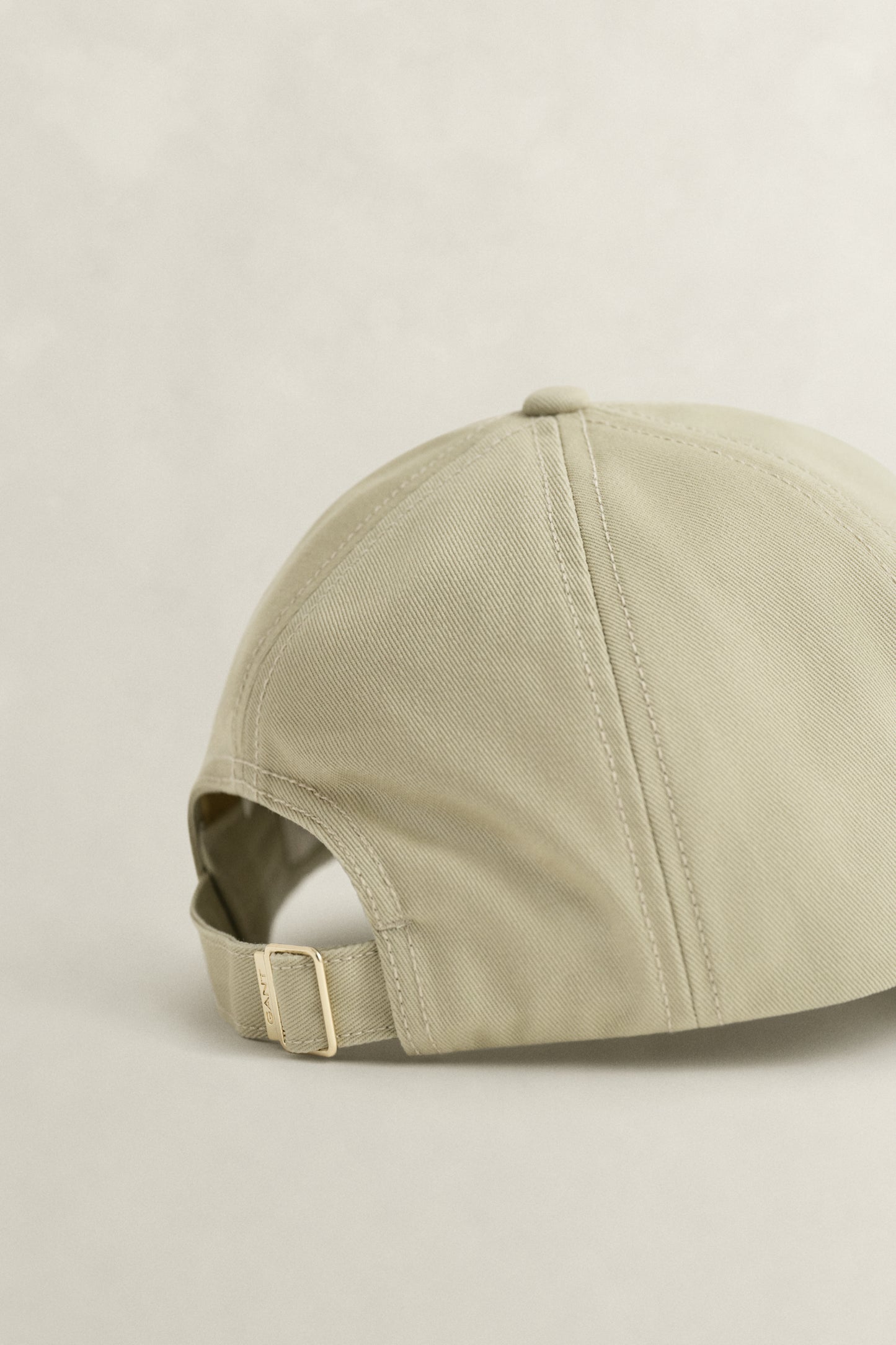 COUNTRY BEIGE, SHIELD COTTON TWILL CAP, CLOSE-UP BY GANT AU.