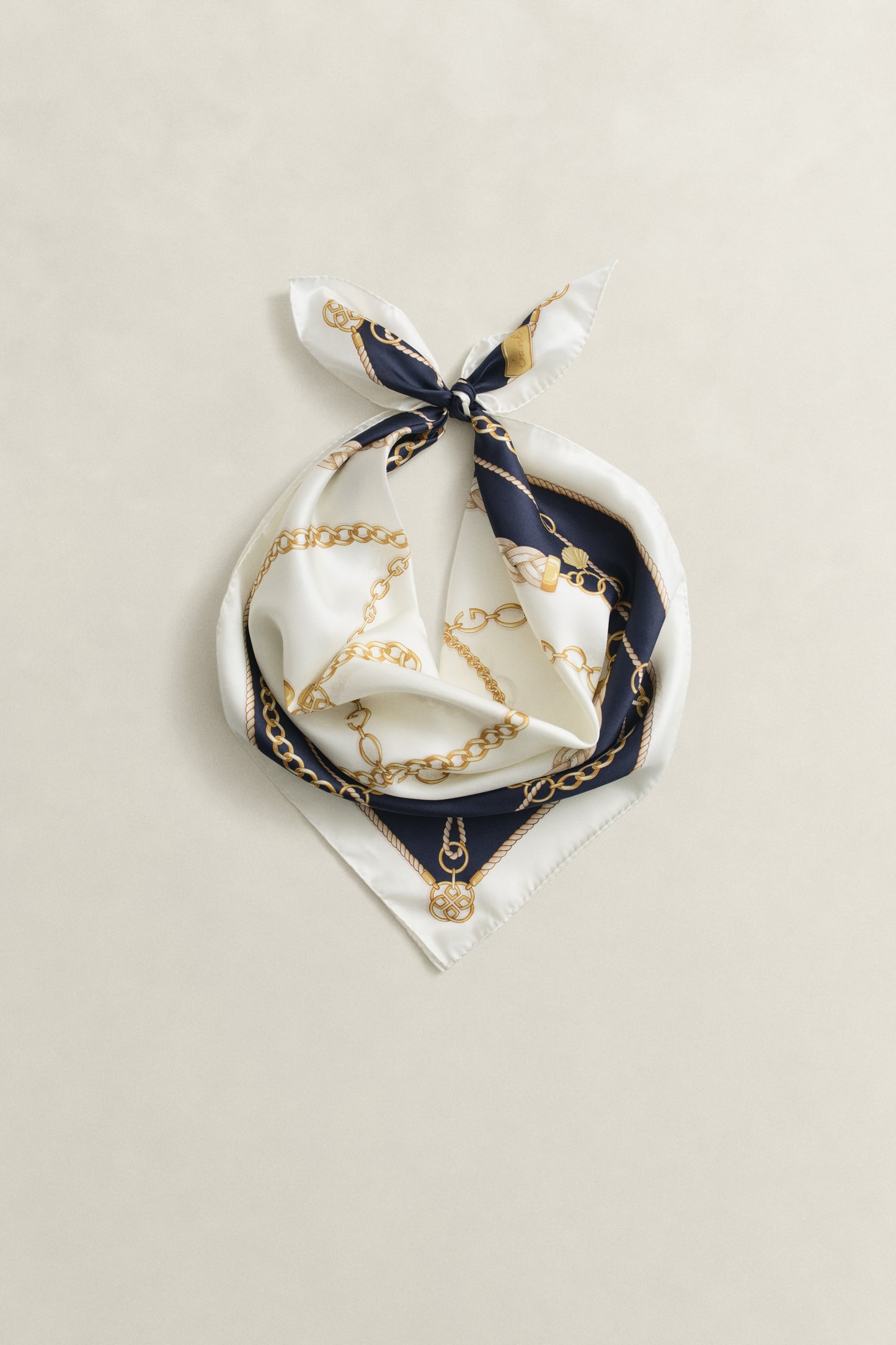 EVENING BLUE, CHAIN PRINT SILK SCARF, FLAT-LAY BY GANT AU.