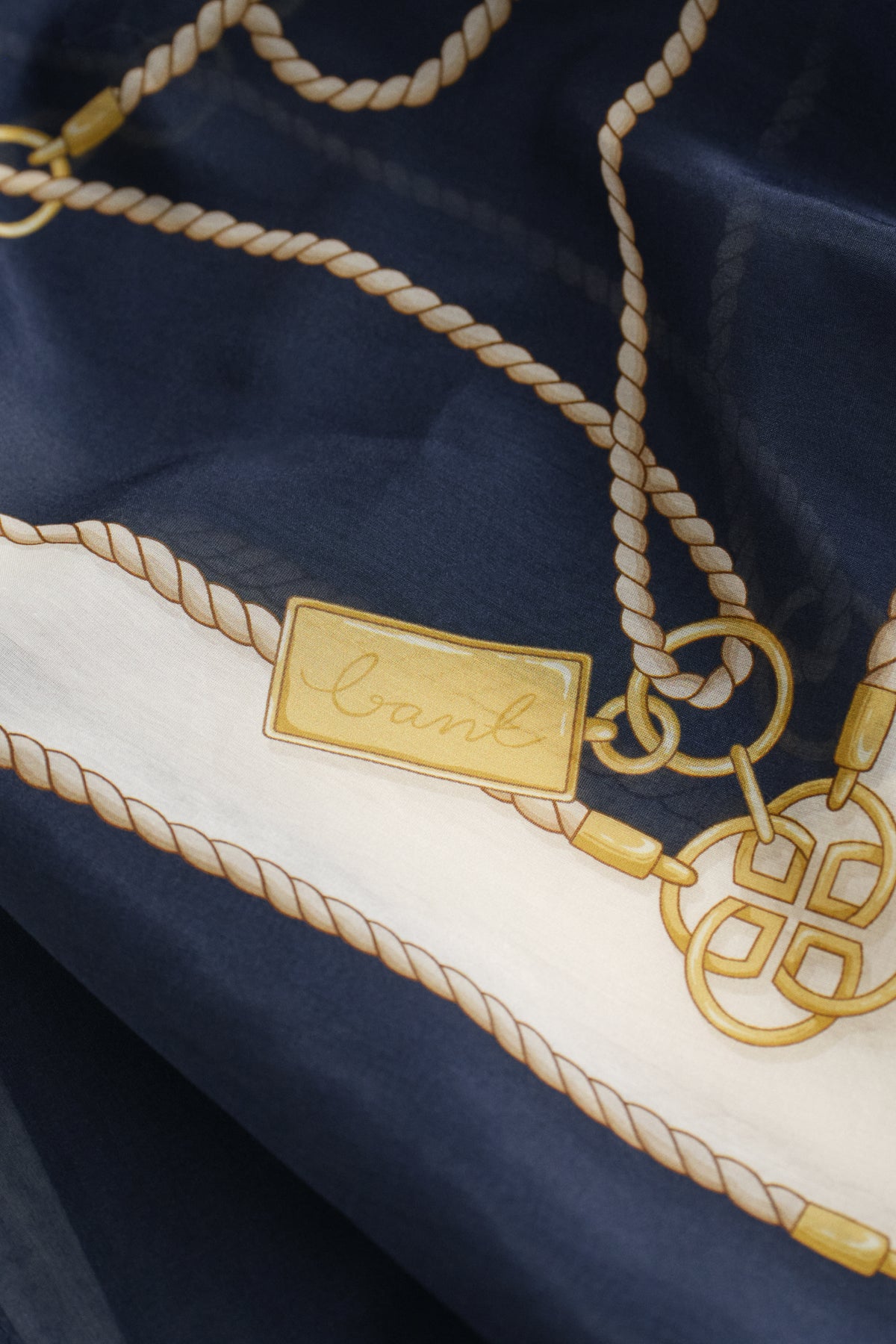 EVENING BLUE, CHAIN PRINT SARONG, FLAT-LAY BY GANT AU.