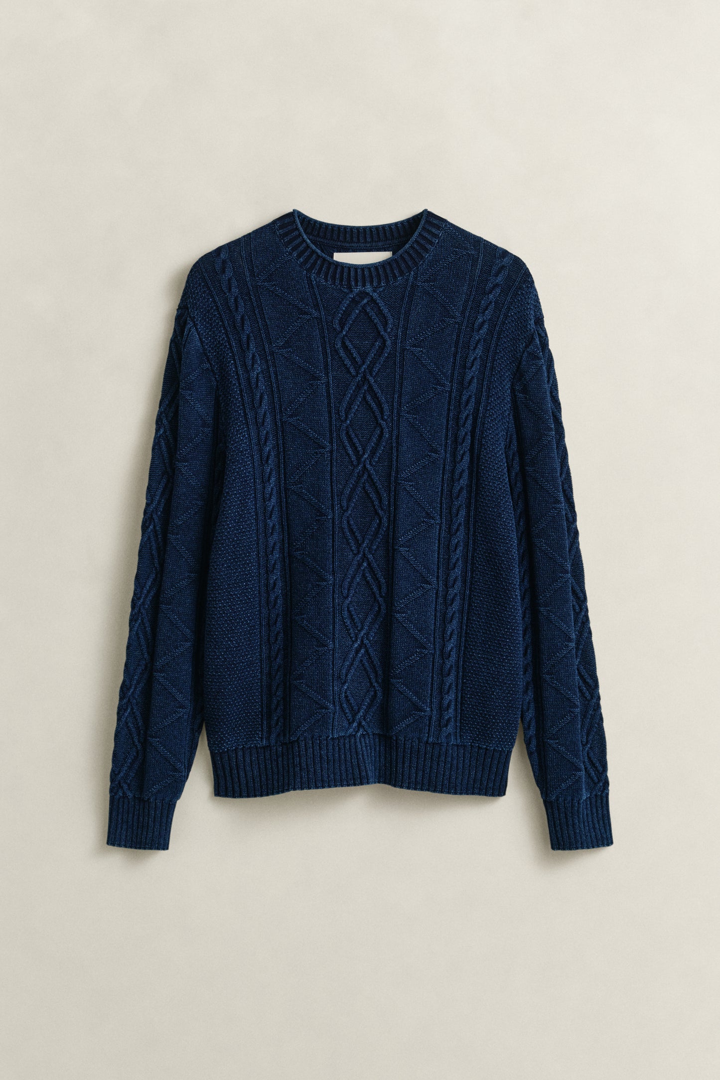 RICH NAVY, INDIGO CABLE C-NECK, FLAT-LAY BY GANT AU.