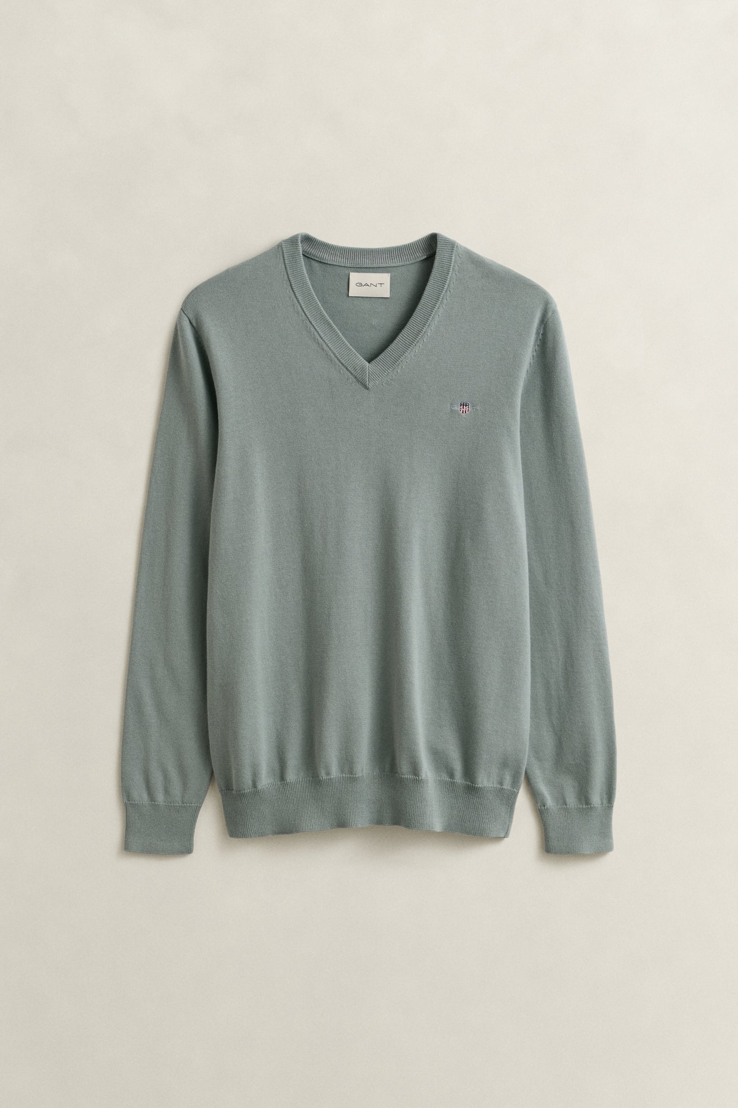 CERAMIC GREY, CLASSIC COTTON V-NECK, FLAT-LAY BY GANT AU.