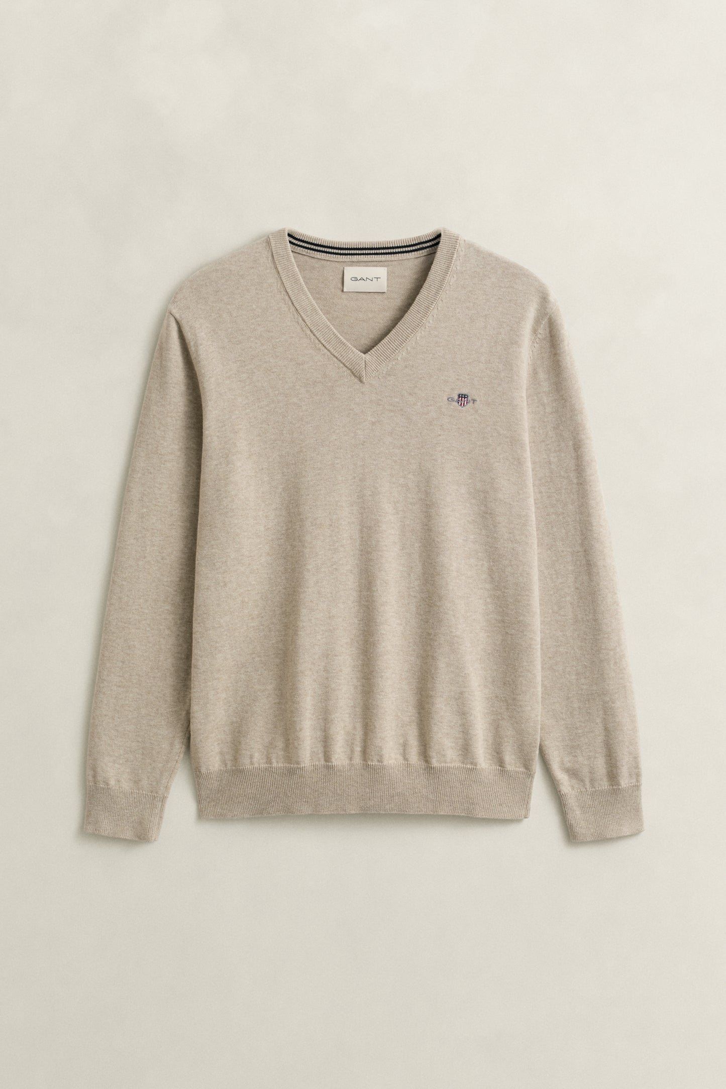 OAT MELANGE, CLASSIC COTTON V-NECK, FLAT-LAY BY GANT AU.