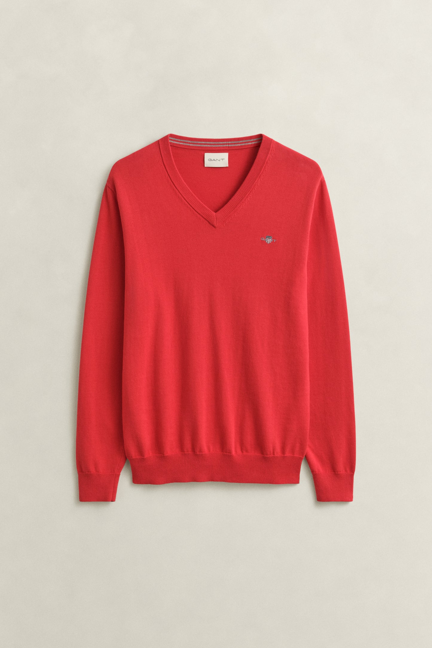 ROSE RED, CLASSIC COTTON V-NECK, FLAT-LAY BY GANT AU.