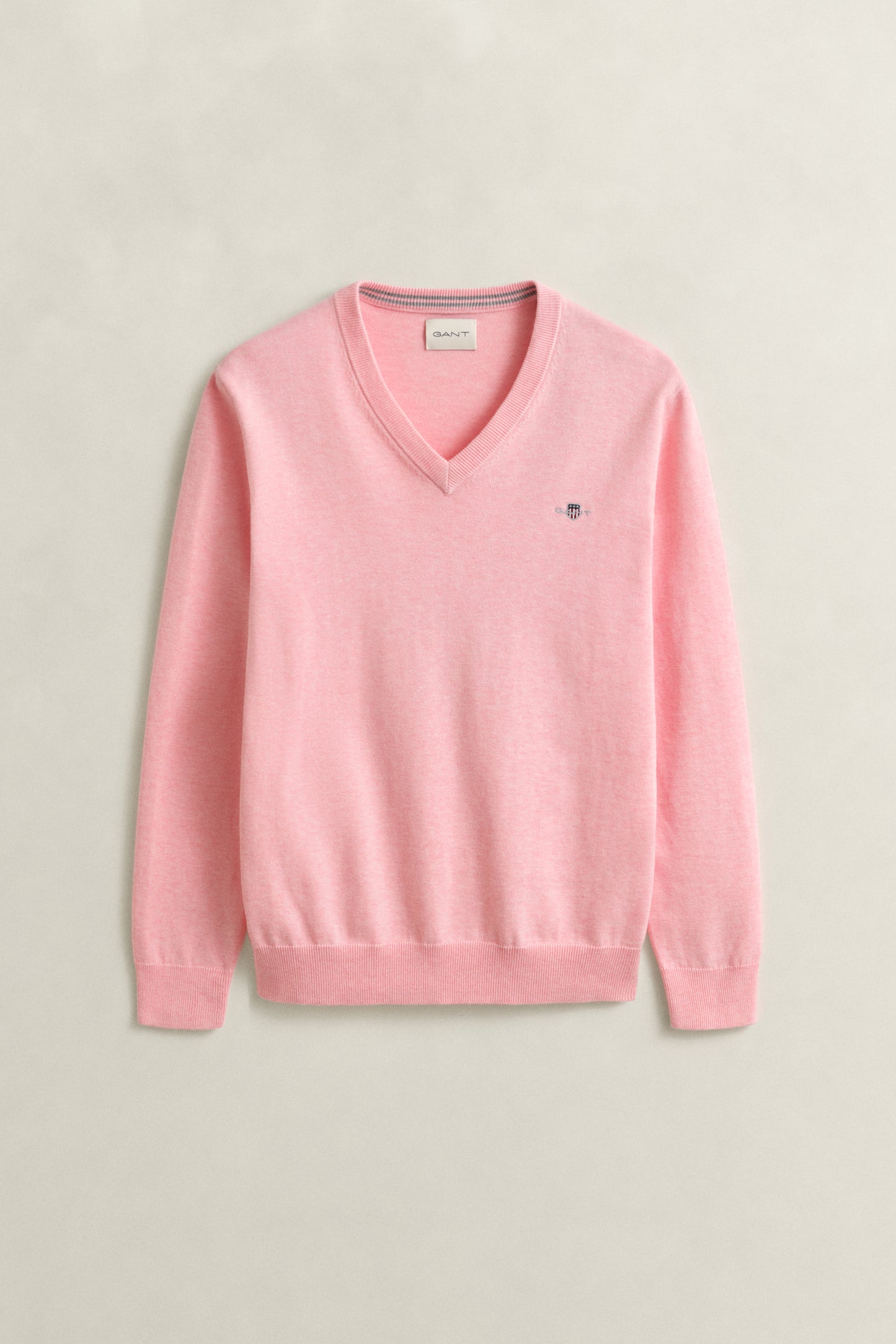 PINK BLUSH MELANGE, CLASSIC COTTON V-NECK, FLAT-LAY BY GANT AU.
