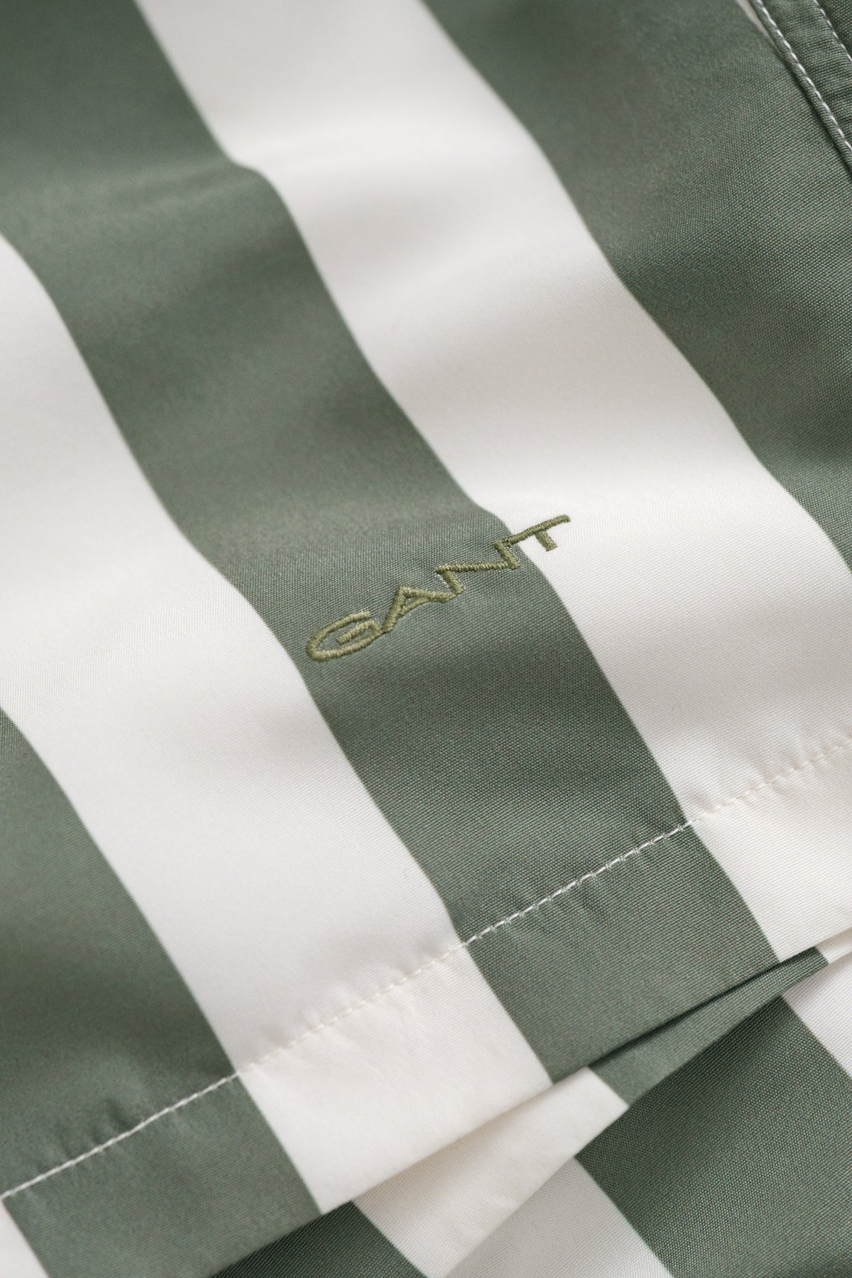 DRY HERB GREEN, BLOCK STRIPED SWIM SHORTS, FLAT-LAY BY GANT AU.