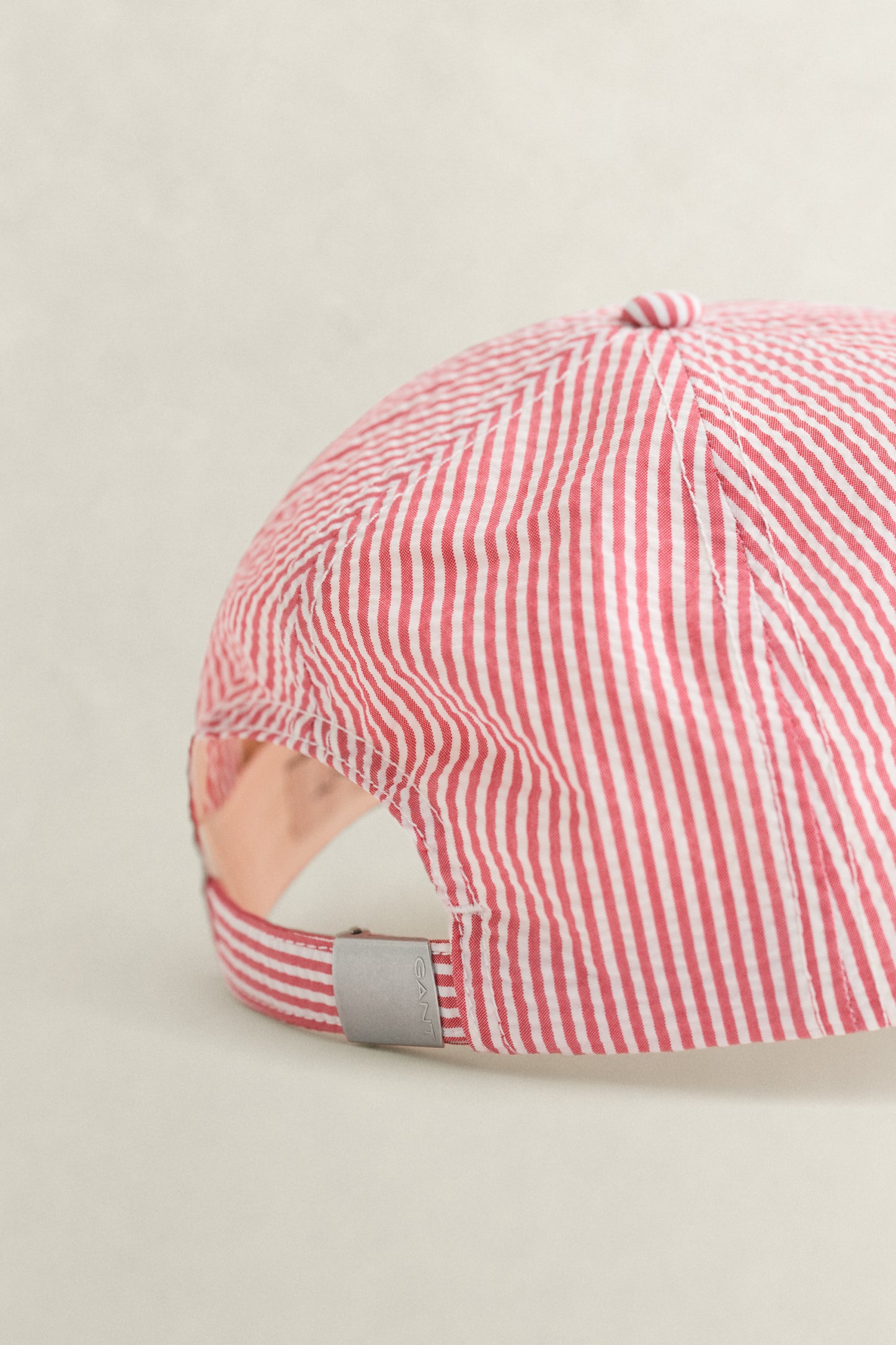 ROSE RED, SEERSUCKER CAP, CLOSE-UP BY GANT AU.