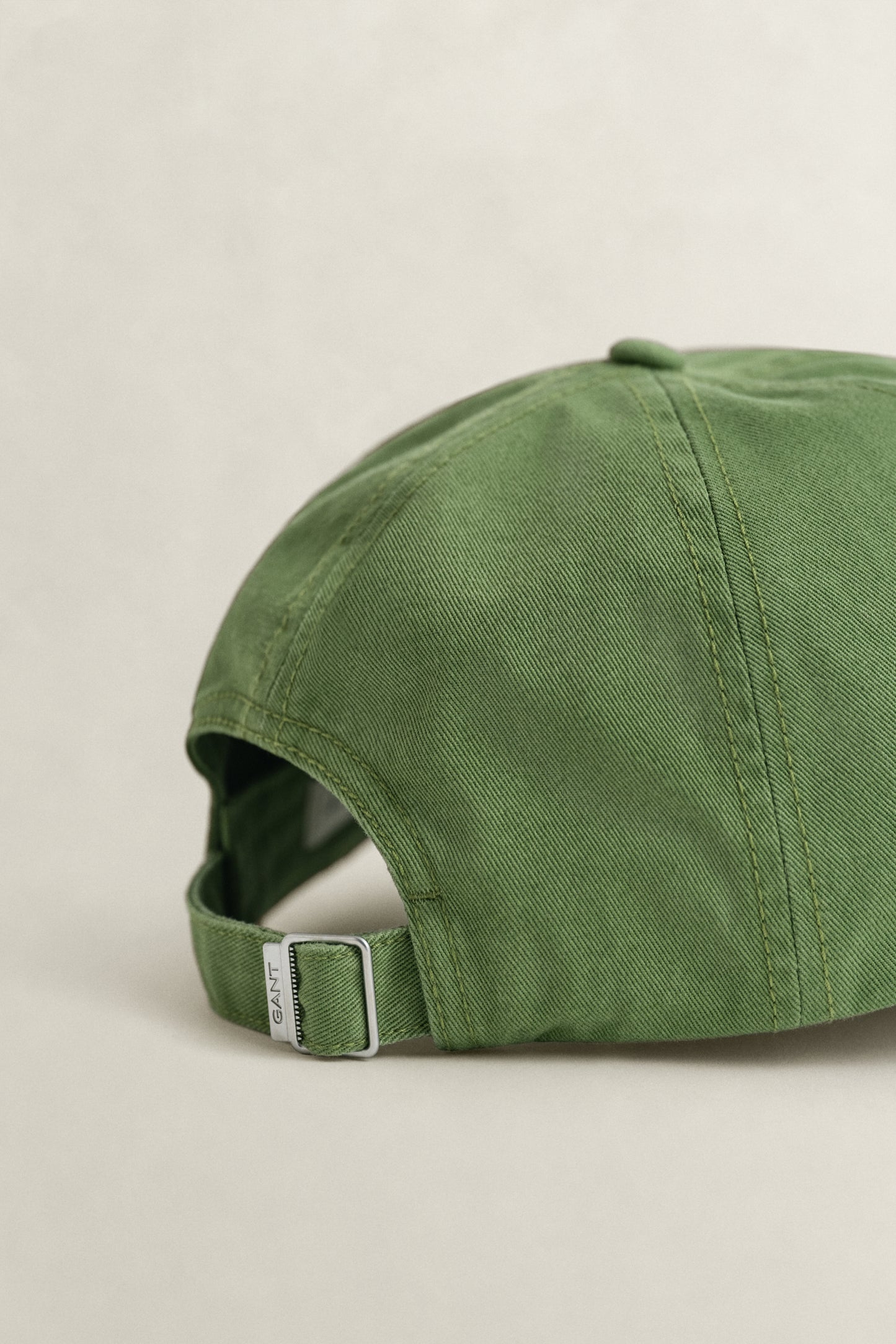 HERB GREEN, SHIELD COTTON TWILL CAP, CLOSE-UP BY GANT AU.