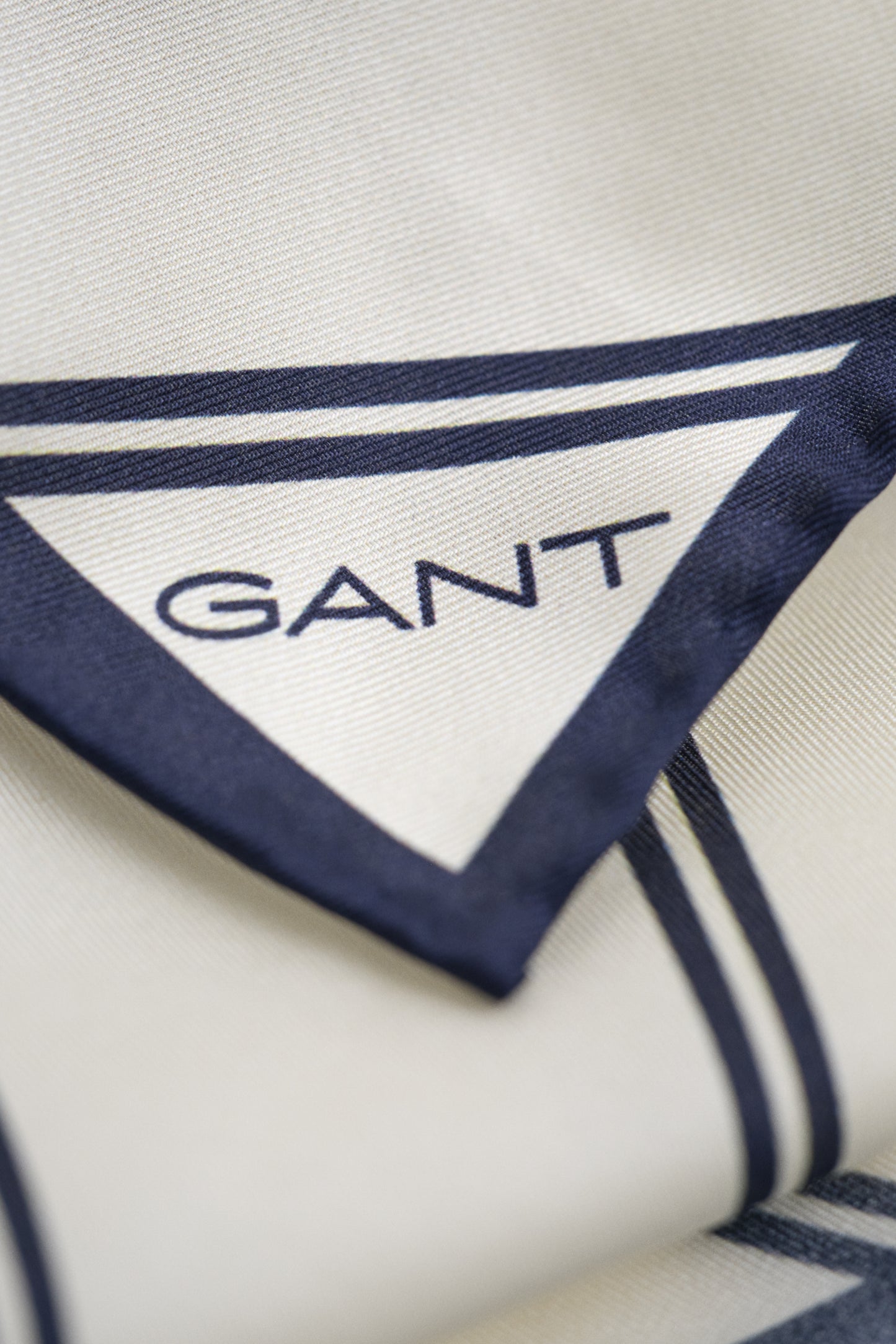 CREAM, STRIPED POCKET SQUARE, CLOSE-UP BY GANT AU.