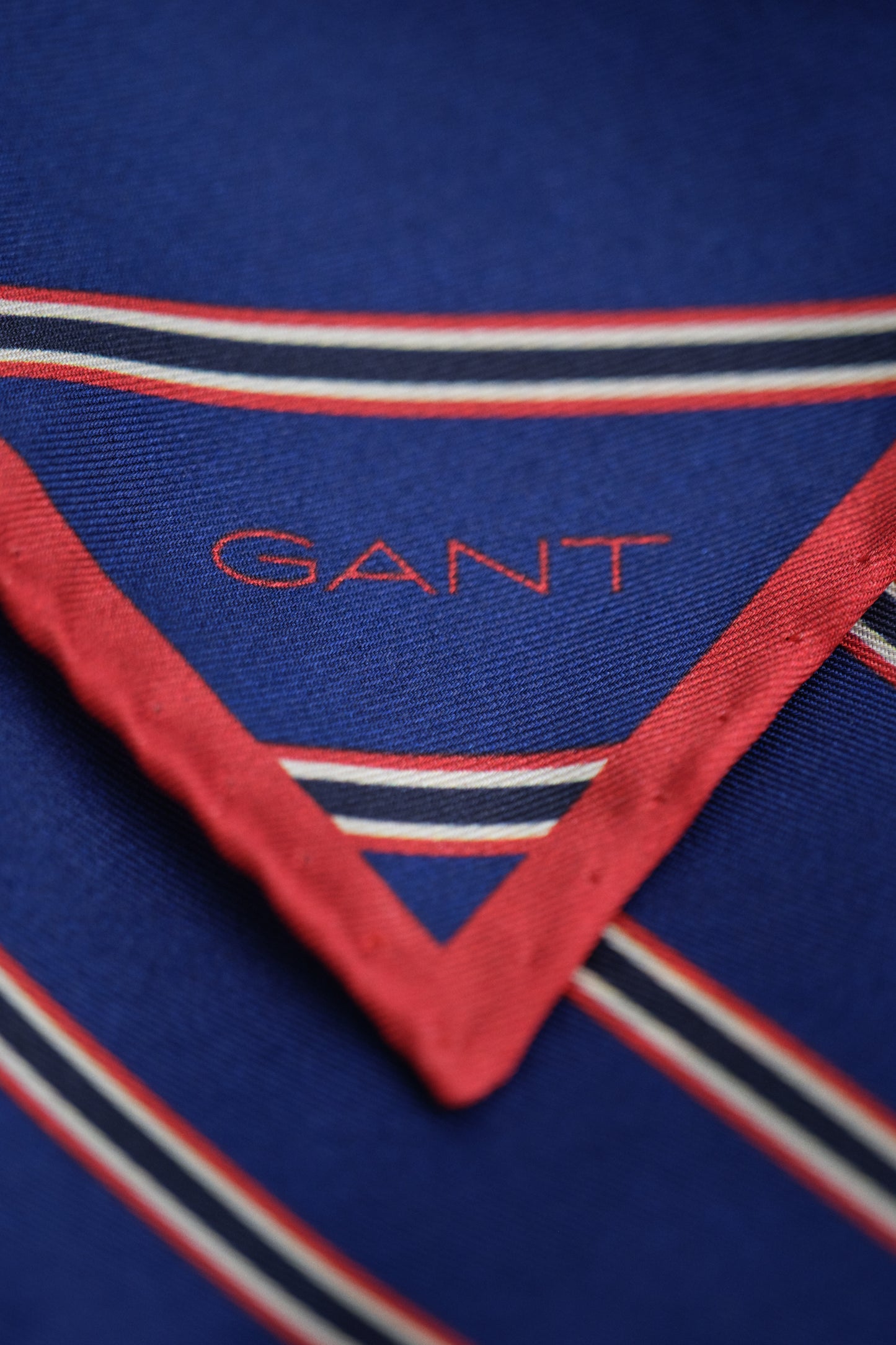 RICH NAVY, STRIPED POCKET SQUARE, CLOSE-UP BY GANT AU.