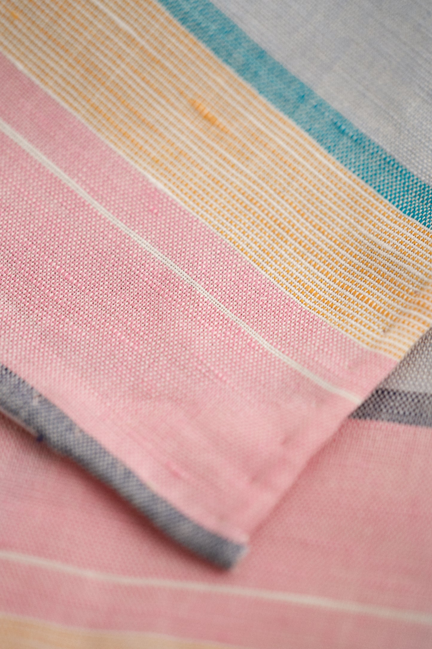 APRICOT PINK, STRIPED POCKET SQUARE, CLOSE-UP BY GANT AU.