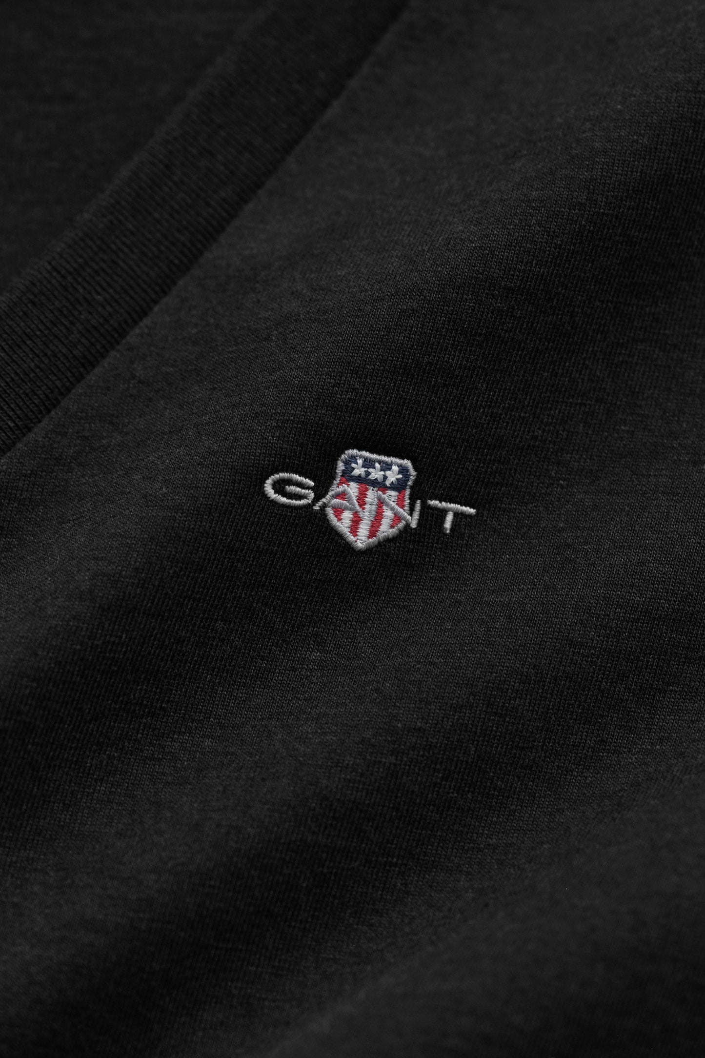 BLACK, REG SHIELD SS V-NECK T-SHIRT, CLOSE-UP BY GANT AU.