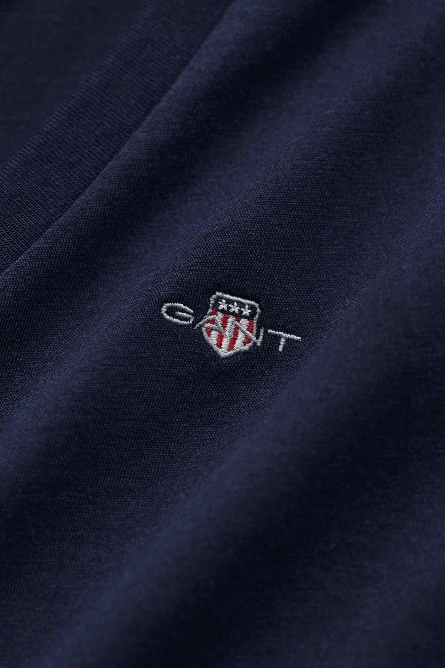 EVENING BLUE, REG SHIELD SS V-NECK T-SHIRT, CLOSE-UP BY GANT AU.