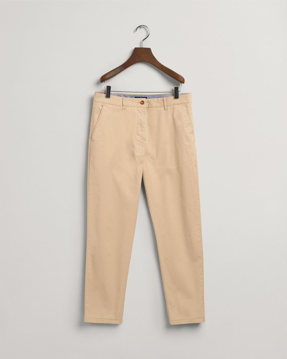 DRY SAND, FRYDA CLASSIC CHINOS, FLAT-LAY BY GANT AU.