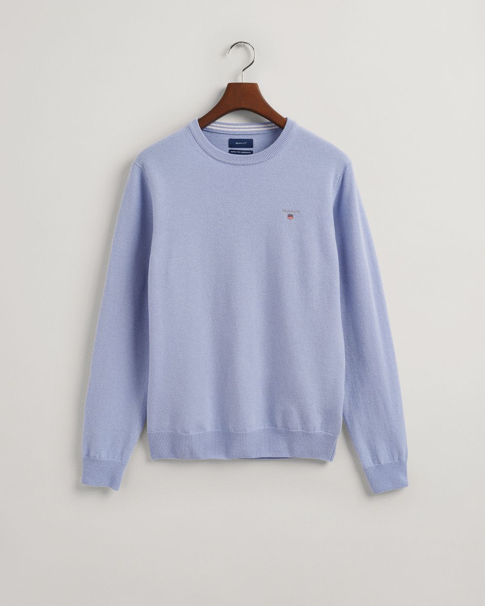 LAKE BLUE MEL, SUPERFINE LAMBSWOOL CREW, FLAT-LAY BY GANT AU.