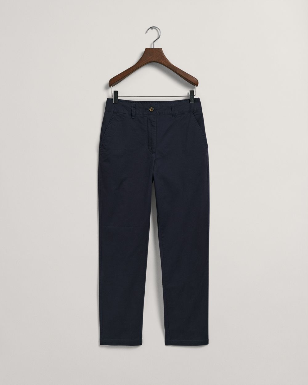 EVENING BLUE, SLIM CHINOS, FLAT-LAY BY GANT AU.
