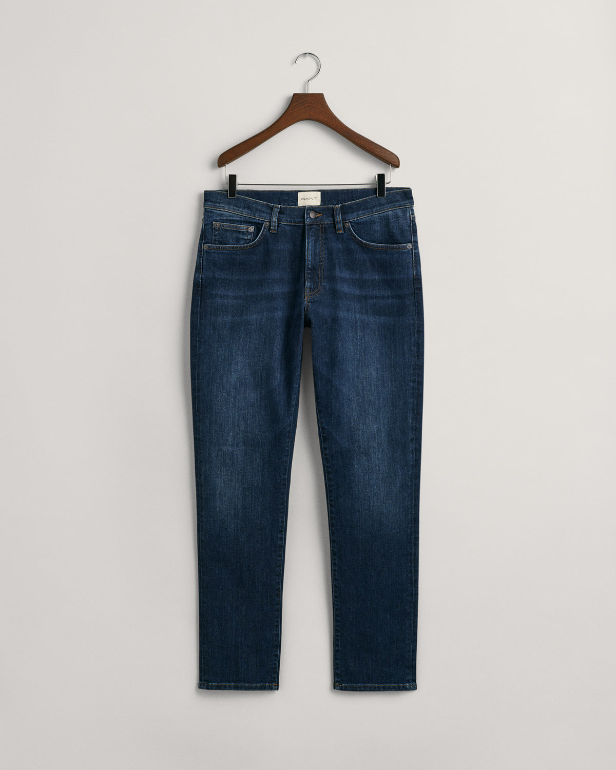 DARK BLUE WORN IN, SLIM GANT JEANS, FLAT-LAY BY GANT AU.