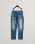 MID BLUE VINTAGE, SLIM GANT JEANS, FLAT-LAY BY GANT AU.