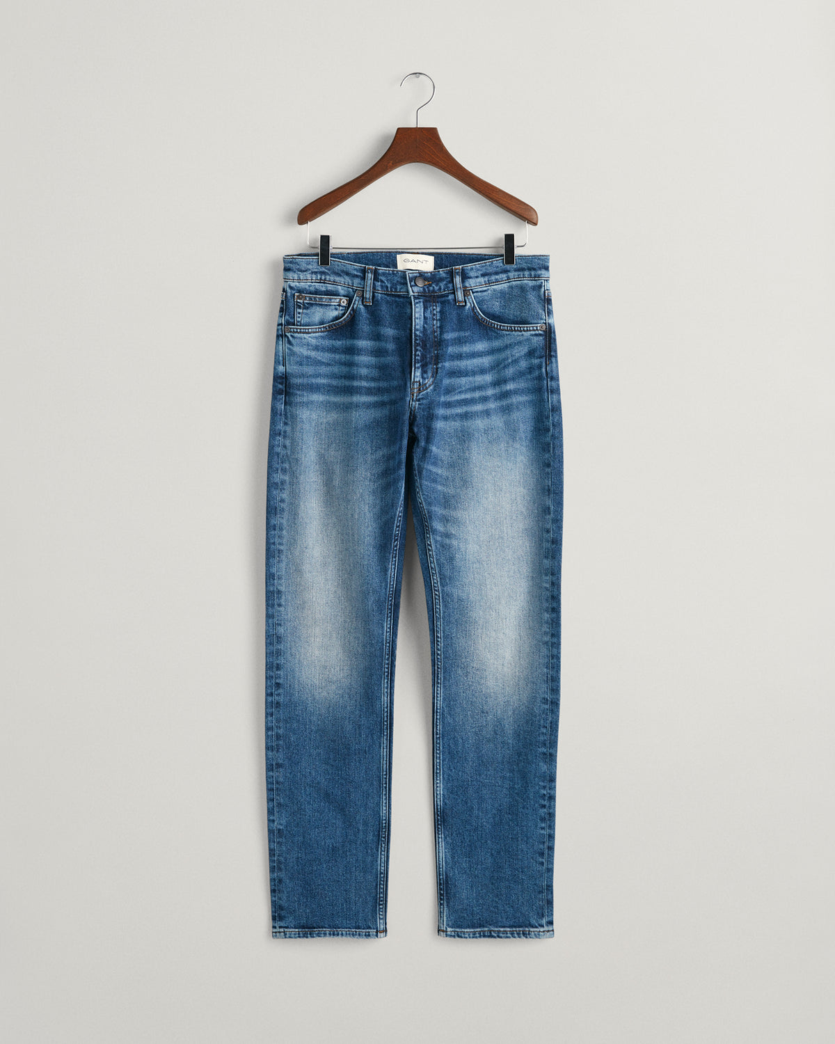 MID BLUE VINTAGE, SLIM GANT JEANS, FLAT-LAY BY GANT AU.