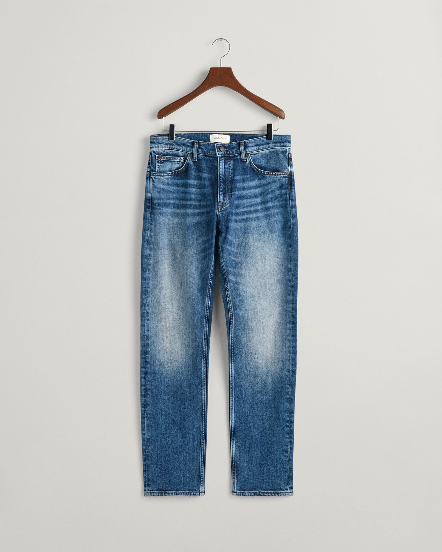 MID BLUE VINTAGE, SLIM GANT JEANS, FLAT-LAY BY GANT AU.